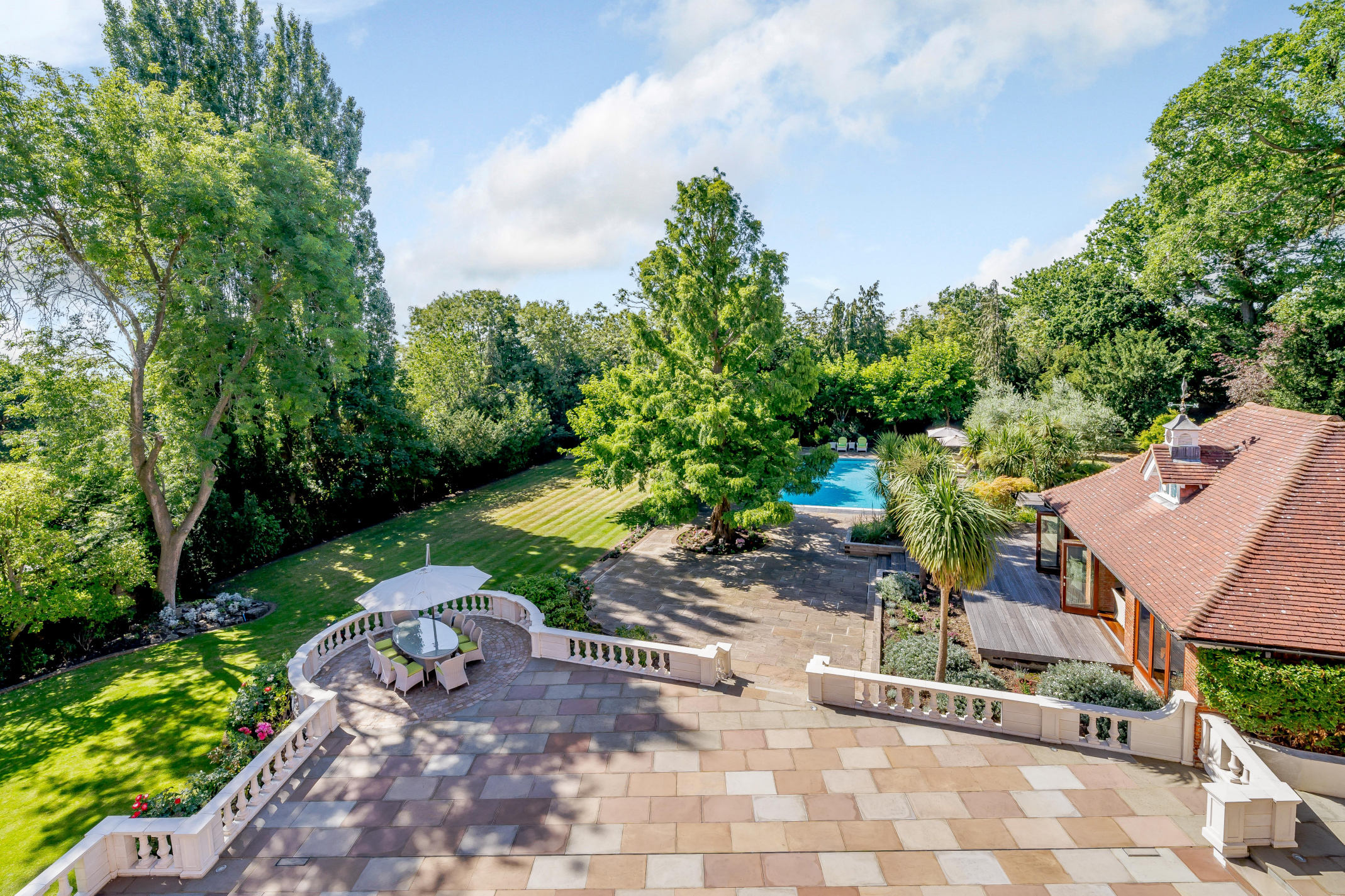  Grand Eight-Bedroom Estate with Pool and Guesthouse on Hadley Common - 物件實景