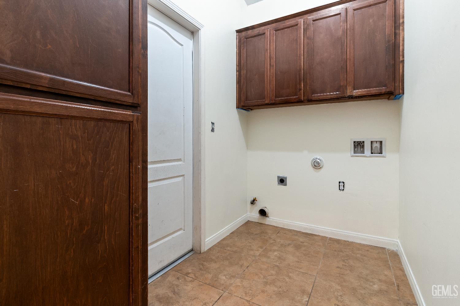 Bakersfield, California, 93311, United States, 5 Bedrooms Bedrooms, ,2 BathroomsBathrooms,Residential,For Sale,1985071