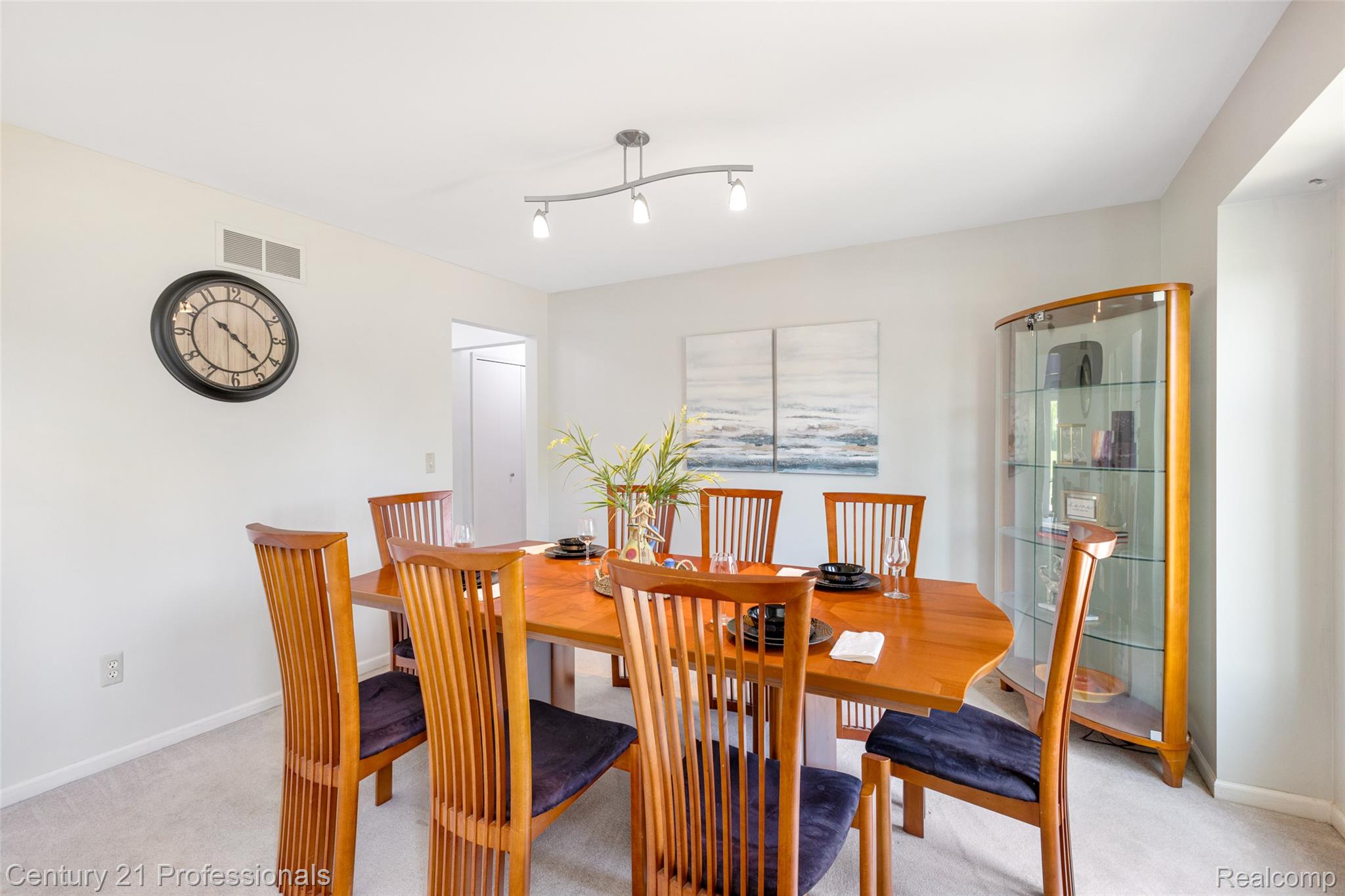 LakeOrion, Michigan, 48359, United States, 4 Bedrooms Bedrooms, ,3 BathroomsBathrooms,Residential,For Sale,1973715