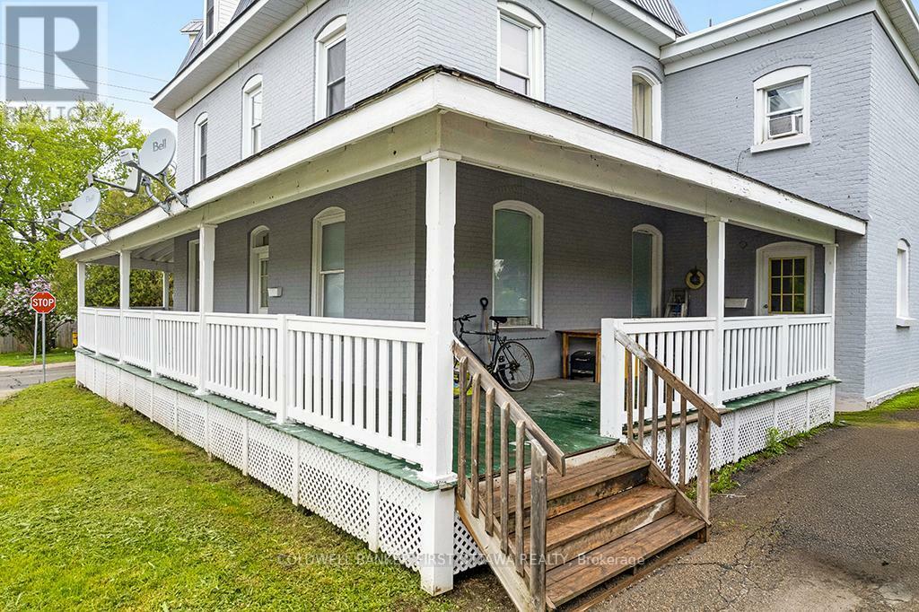 SMITHS FALLS, Ontario, K7A 2Z5, CA, 8 Bedrooms Bedrooms, ,6 BathroomsBathrooms,Residential,For Sale,1865309