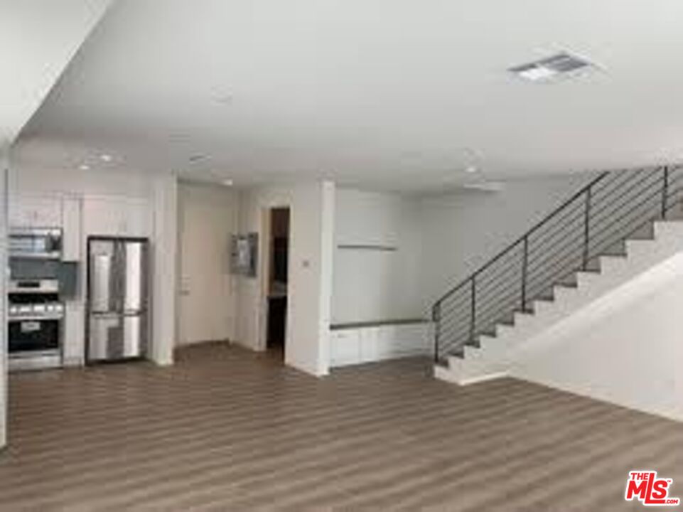 Los Angeles, California, 90034, United States, 9 Bedrooms Bedrooms, ,Residential,For Sale,1995757