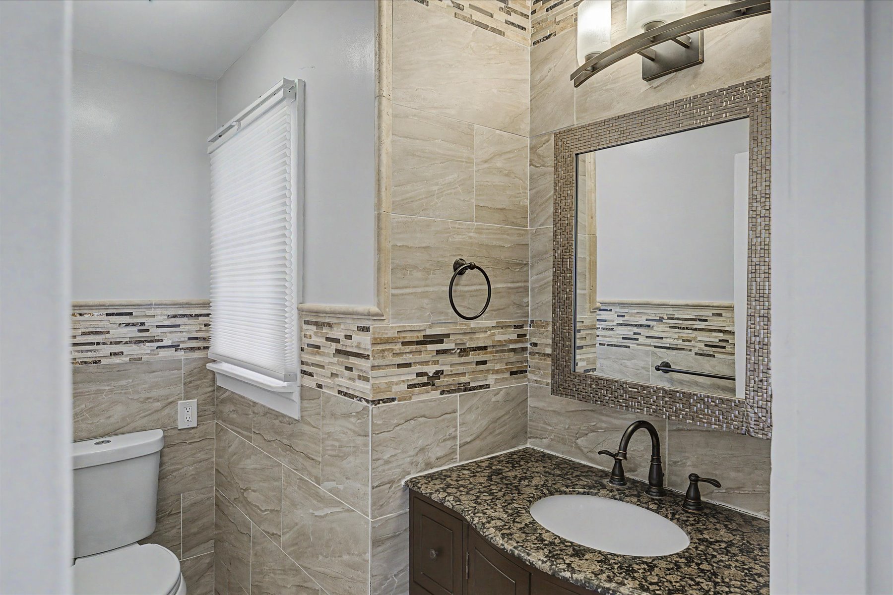  Lovely Cape Cod Home Situated on Two Private Acres - 物件實景