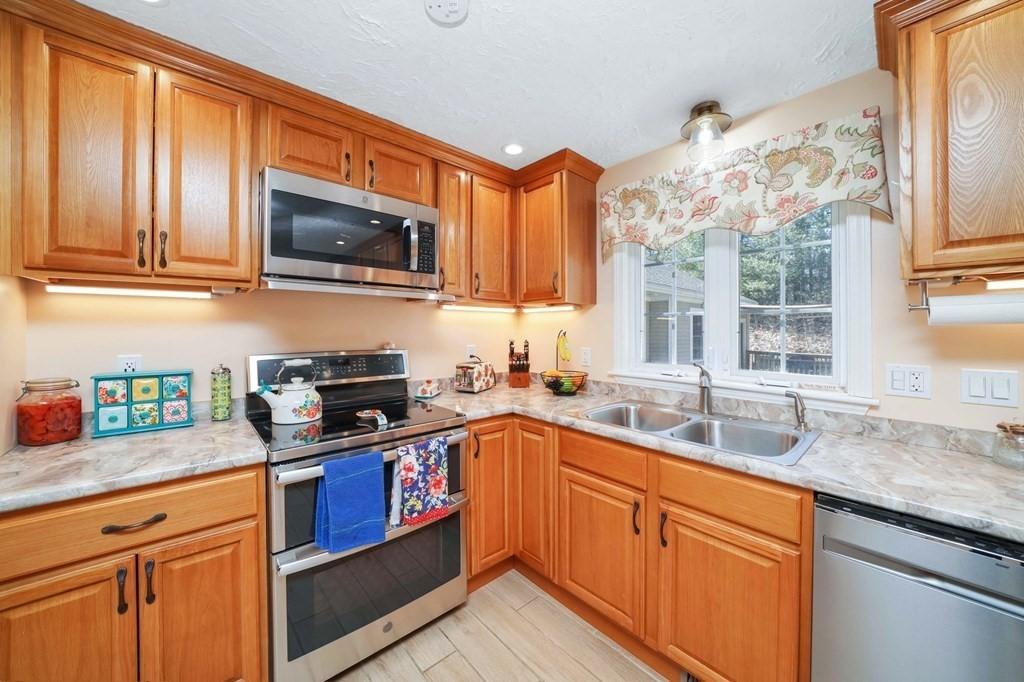 Oxford, Massachusetts, 01540, United States, 4 Bedrooms Bedrooms, ,4 BathroomsBathrooms,Residential,For Sale,1936880