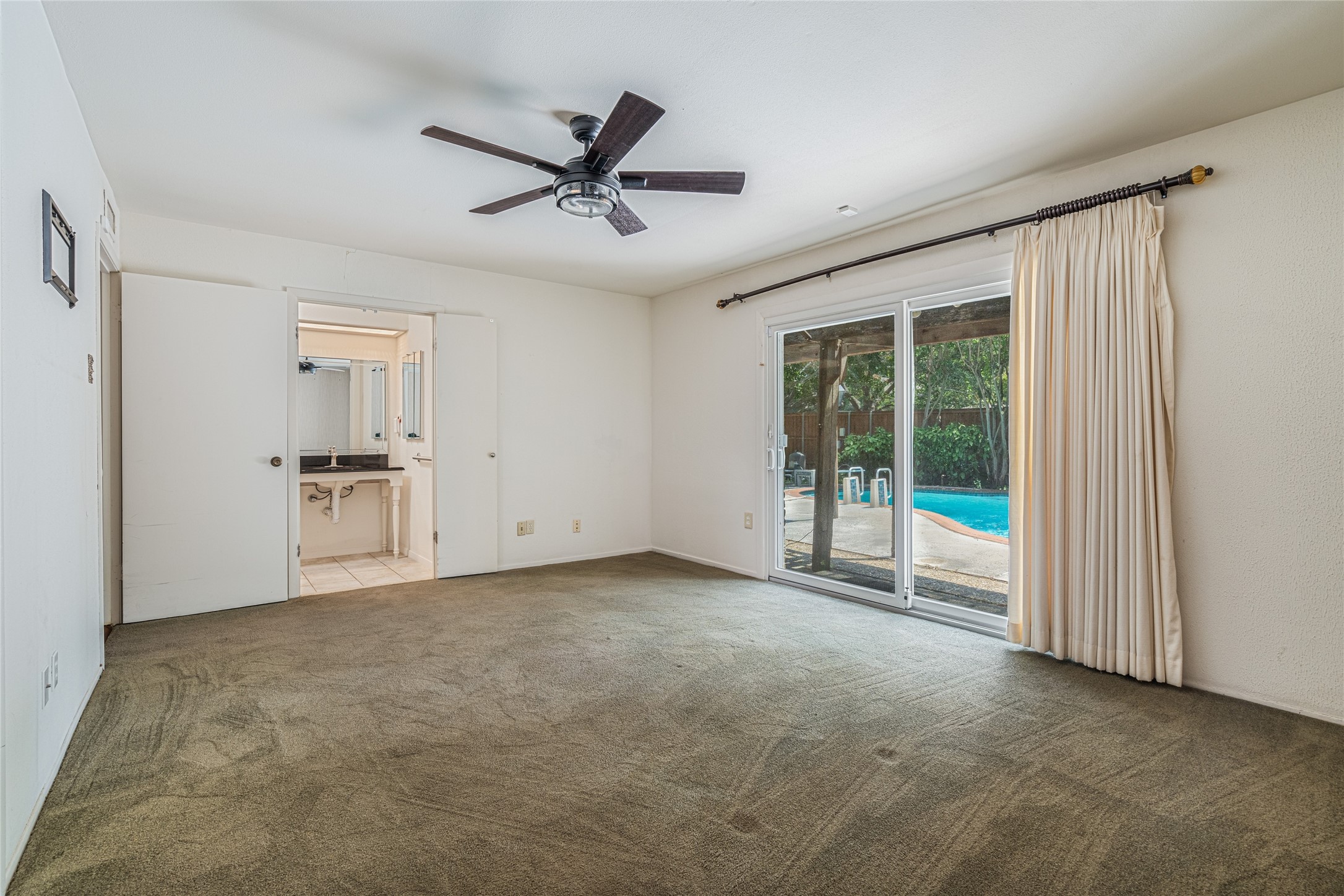 Dallas, Texas, 75244, United States, 4 Bedrooms Bedrooms, ,2 BathroomsBathrooms,Residential,For Sale,1991036