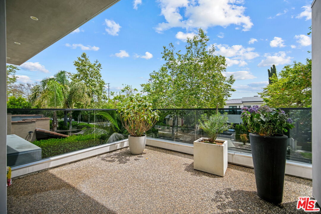 Los Angeles, California, 90046, United States, 5 Bedrooms Bedrooms, ,2 BathroomsBathrooms,Residential,For Sale,1829471