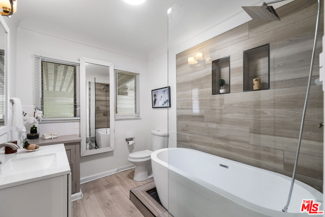 Beverly Hills, California, 90211, United States, 3 Bedrooms Bedrooms, ,2 BathroomsBathrooms,Residential,For Sale,1895625
