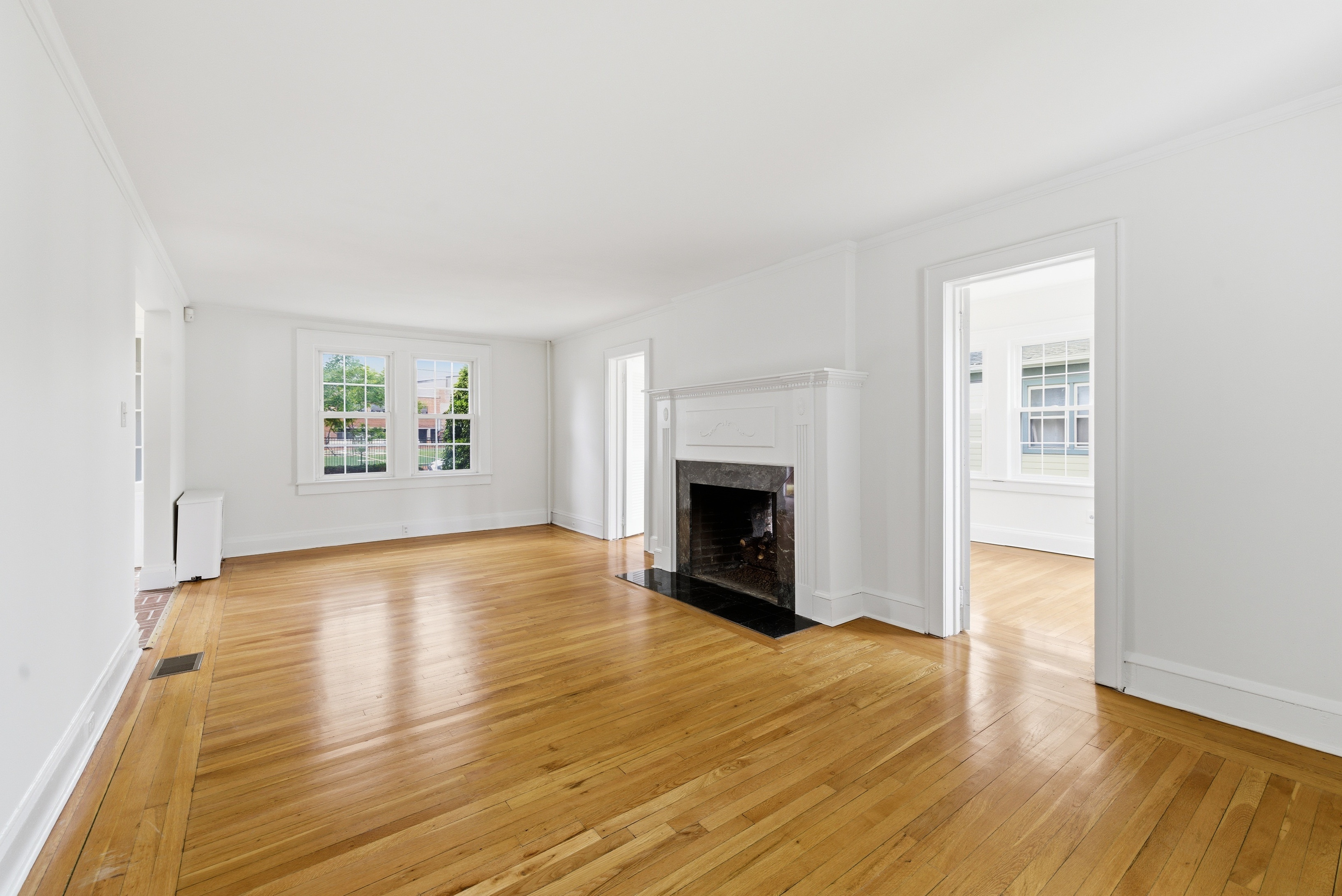  215 Lakeview Avenue, Rockville Centre, NY, 11570 - 物件實景