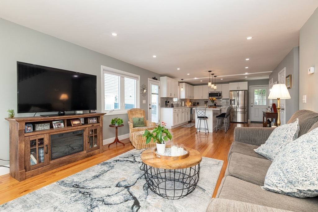 Lynn, Massachusetts, 01904, United States, 2 Bedrooms Bedrooms, ,4 BathroomsBathrooms,Residential,For Sale,1978027