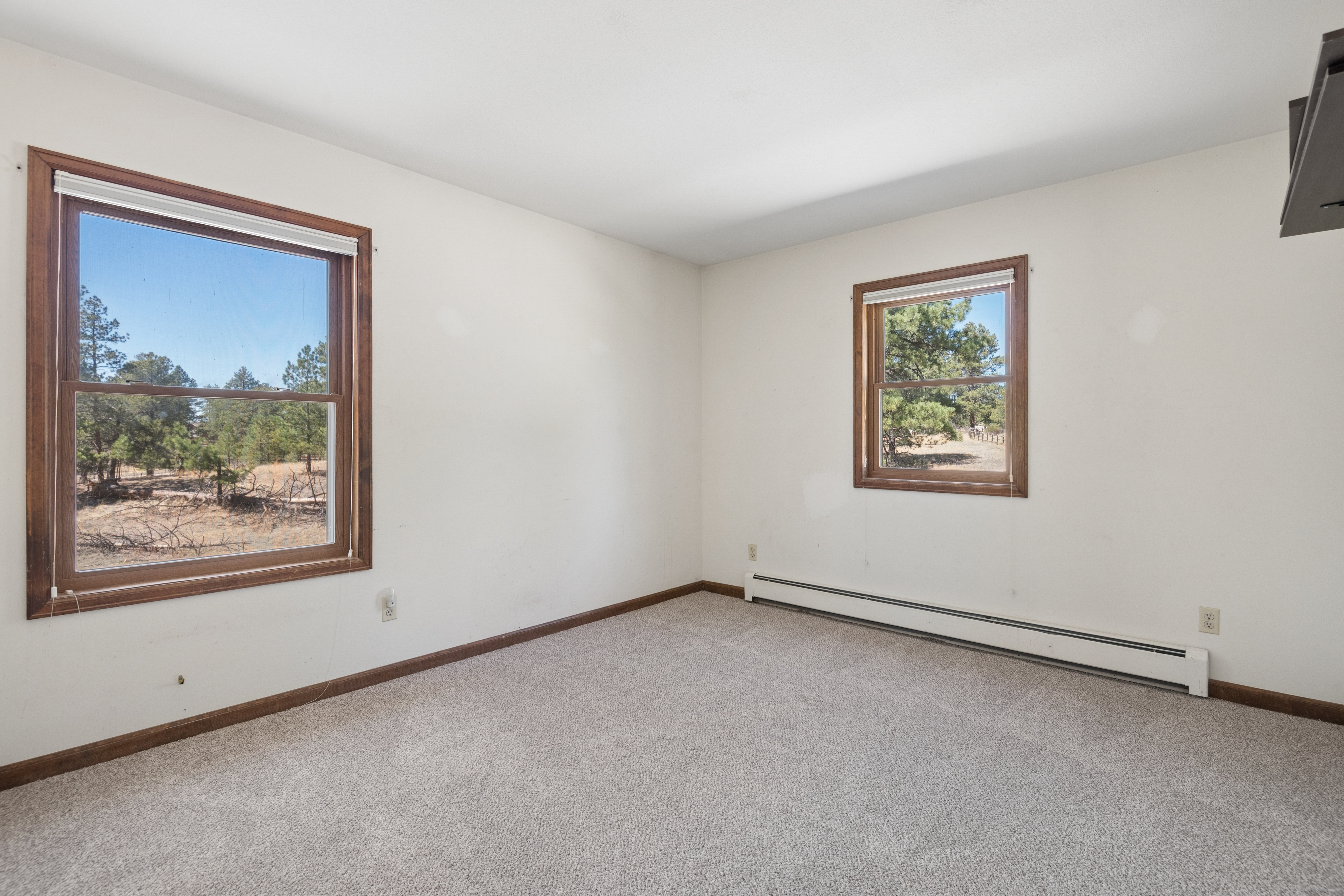  Set behind a gated entry on two and a half wooded acres - 物件實景