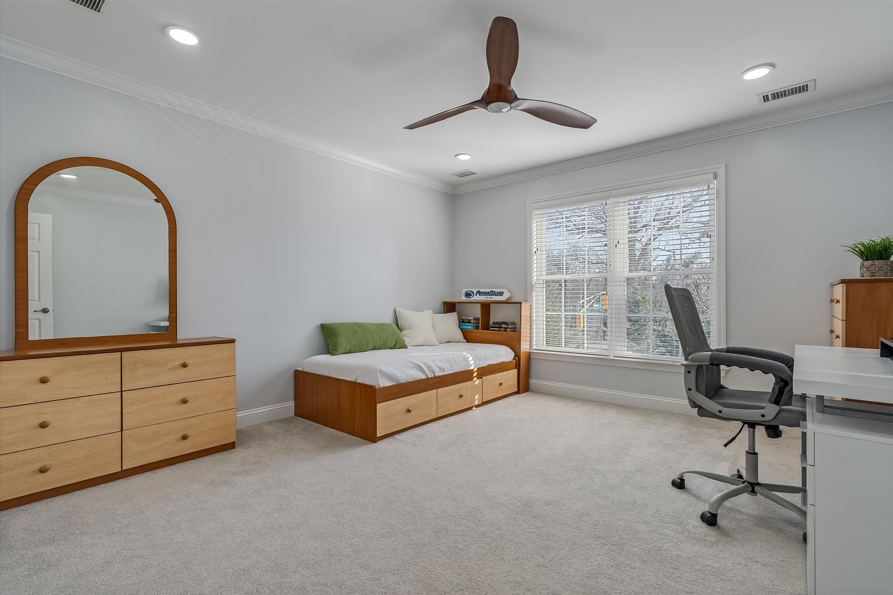  Experience Urban Luxury with this End-Unit Townhome - 物件實景