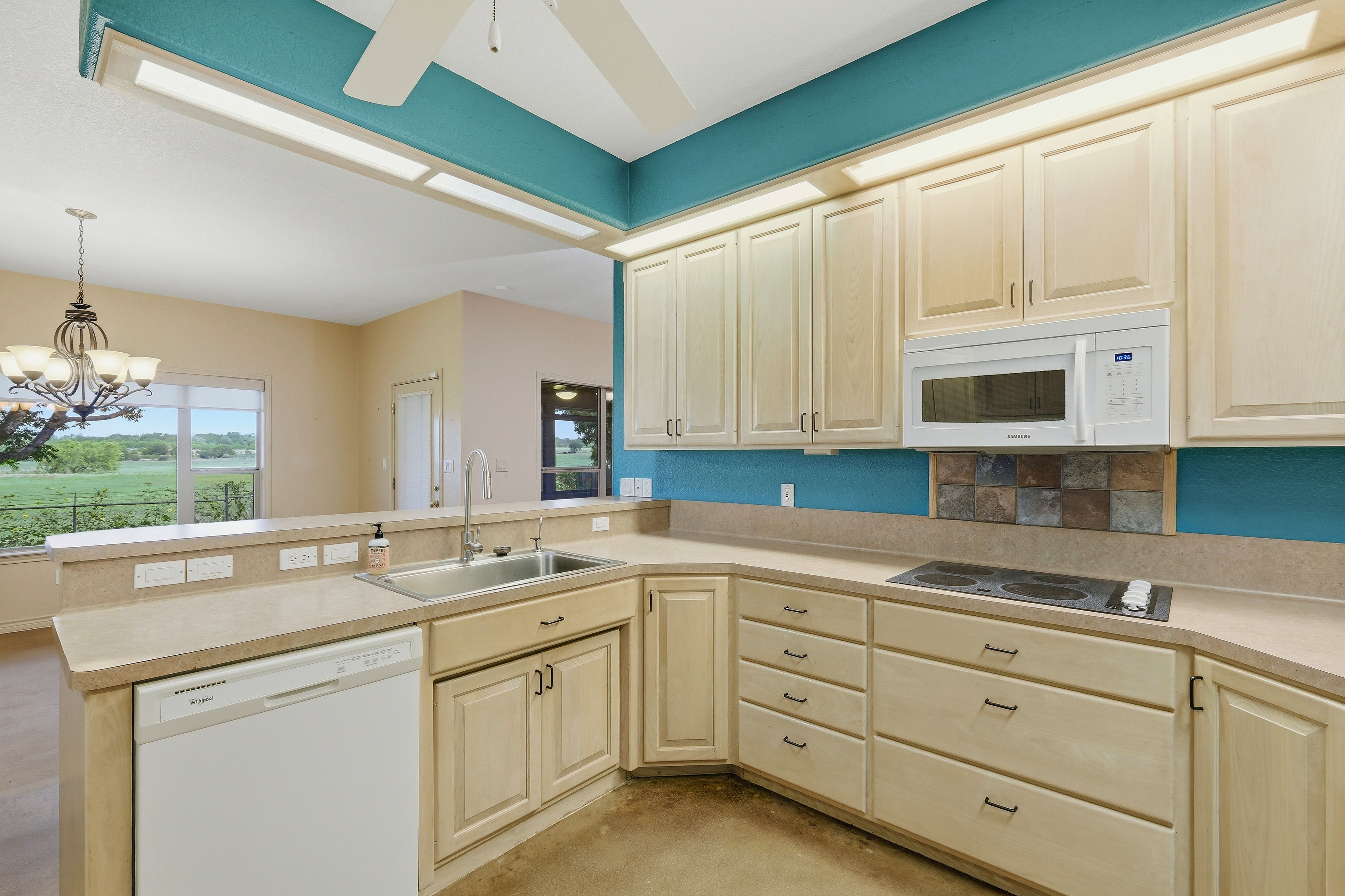  Gated Golf & Lake Community Home in Meadowlakes  Backs to Ranch - 物件實景
