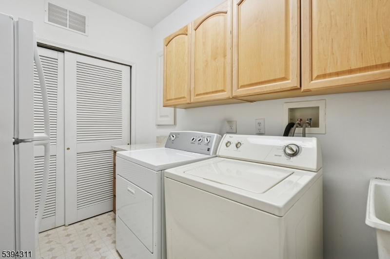 Cedar Grove Twp., New Jersey, 07009, United States, 2 Bedrooms Bedrooms, ,2 BathroomsBathrooms,Residential,For Sale,1989209