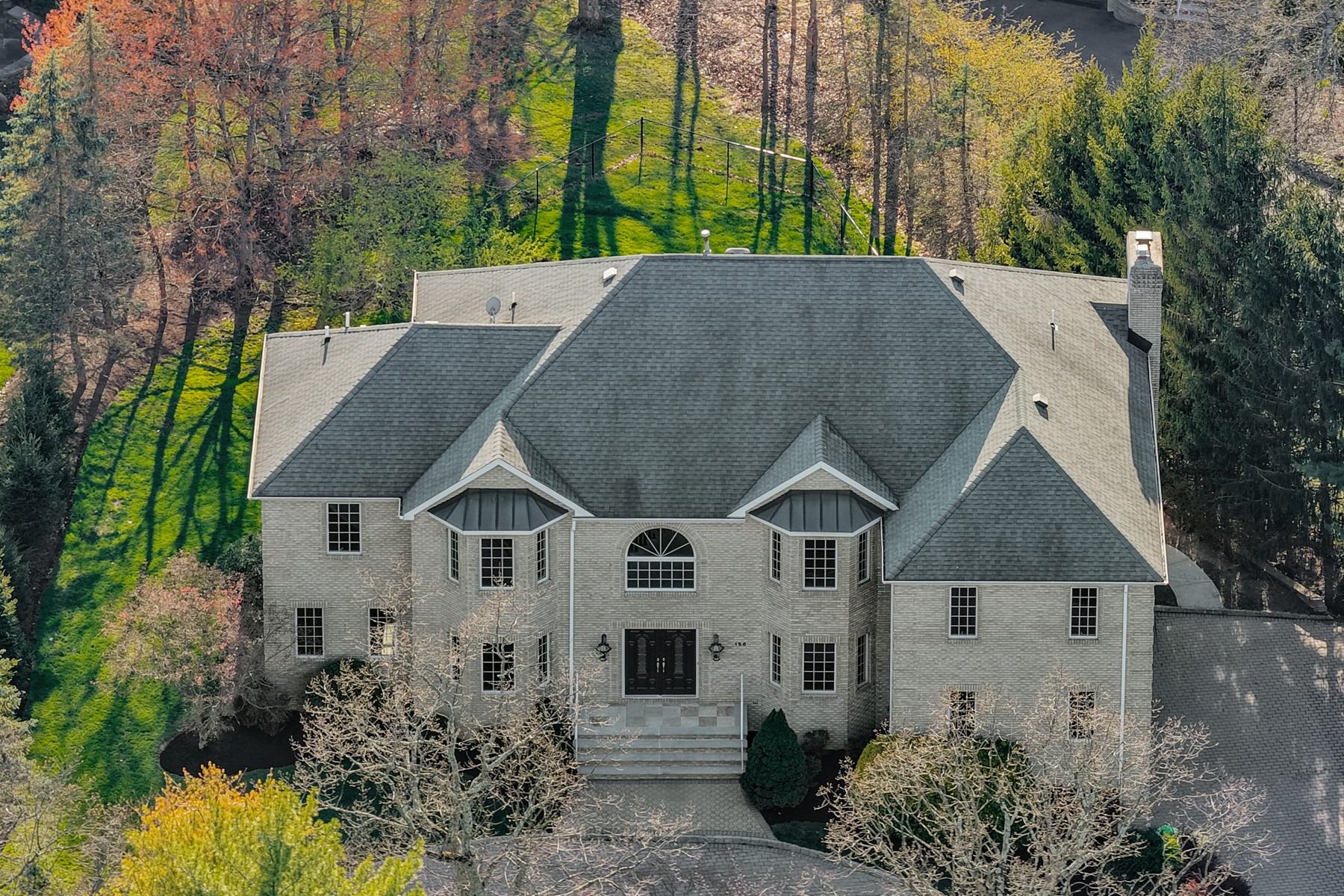  Impressive Seven Bedroom Colonial Offer Privacy and Practicality - 物件實景