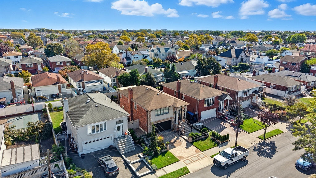 Howard, New York, 11414, United States, 4 Bedrooms Bedrooms, ,3 BathroomsBathrooms,Residential,For Sale,1975737
