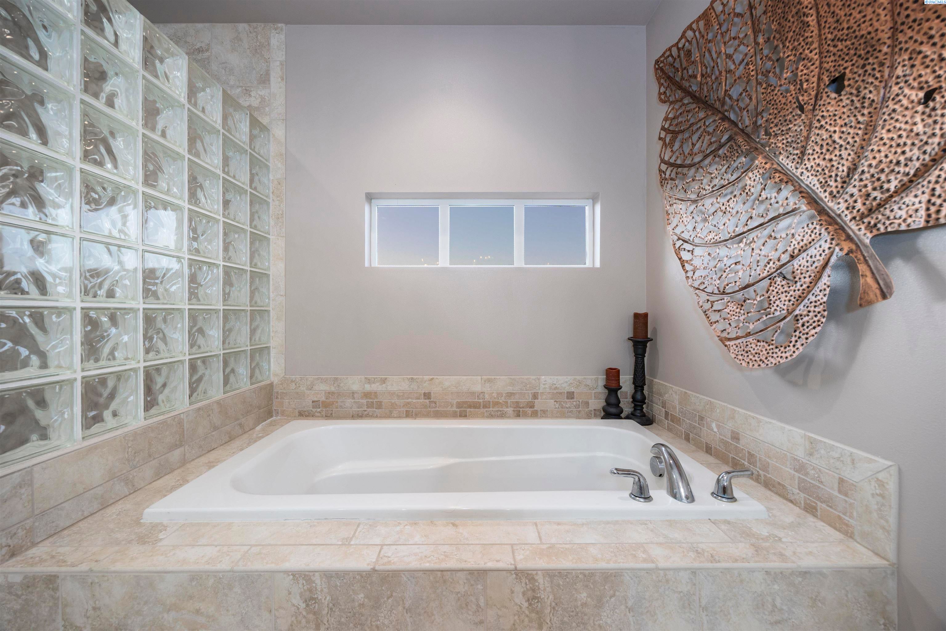 Kennewick, Washington, 99337, United States, 3 Bedrooms Bedrooms, ,3 BathroomsBathrooms,Residential,For Sale,1981093