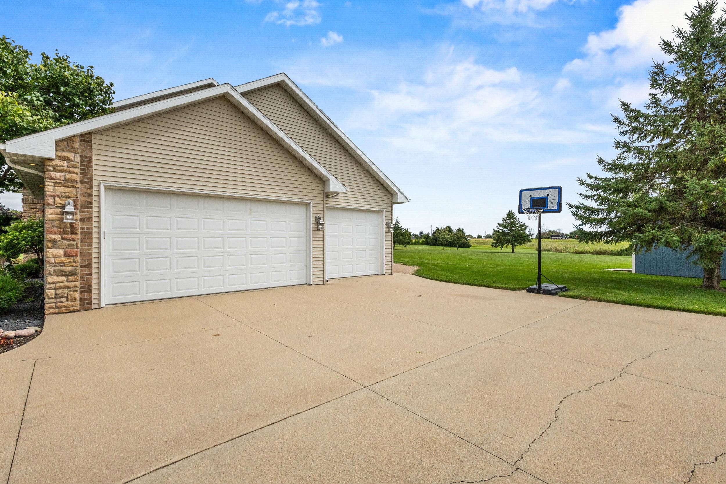 Neenah, Wisconsin, 54956, United States, 4 Bedrooms Bedrooms, ,4 BathroomsBathrooms,Residential,For Sale,1930712