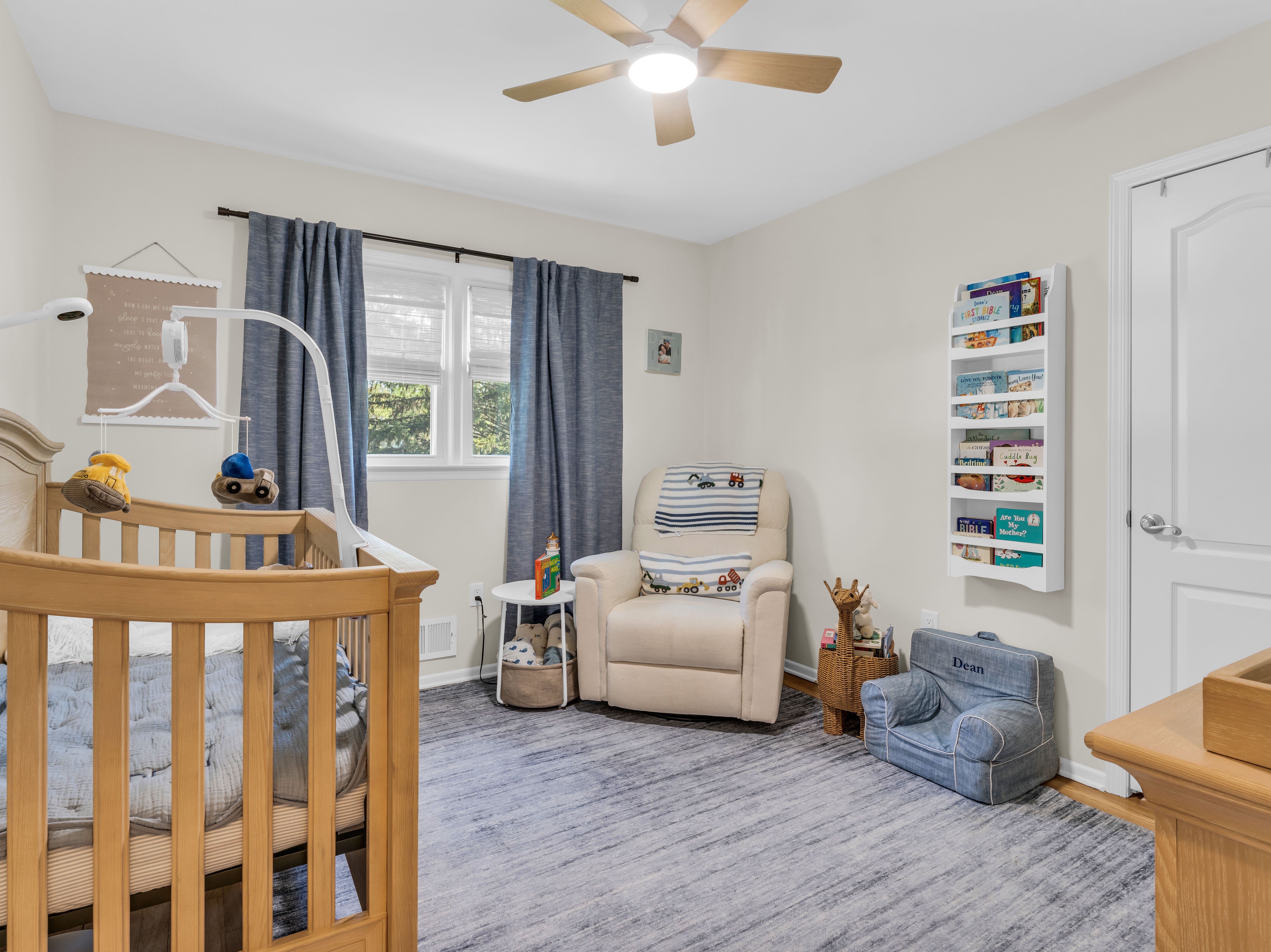  Welcome to this meticulously maintained charming 3-bedroom, 2-bathroom ranch, - 物件實景