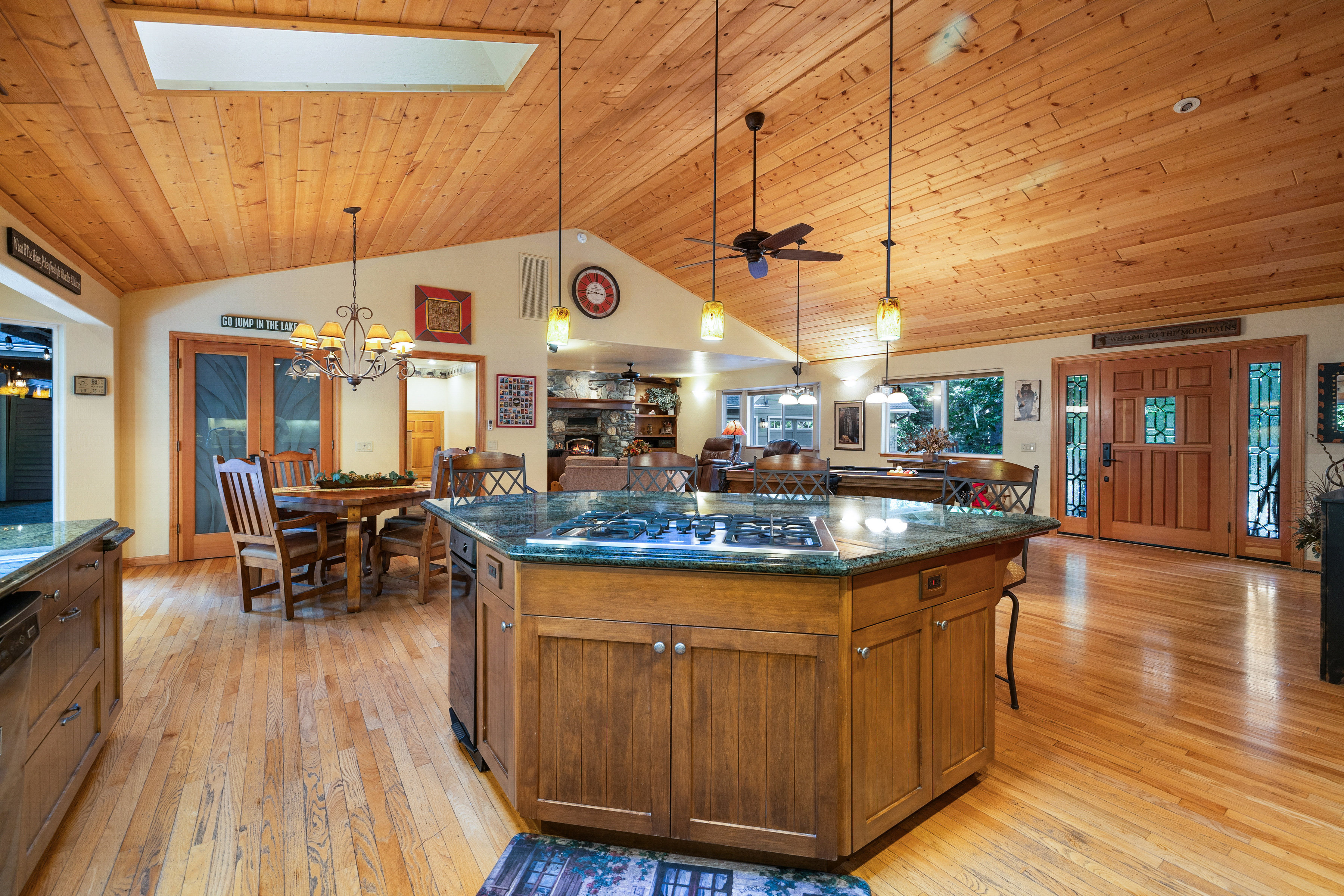  Luxury Mountain Retreat with Guest House on 1 Acre in the Heart of Graeagle - 物件實景