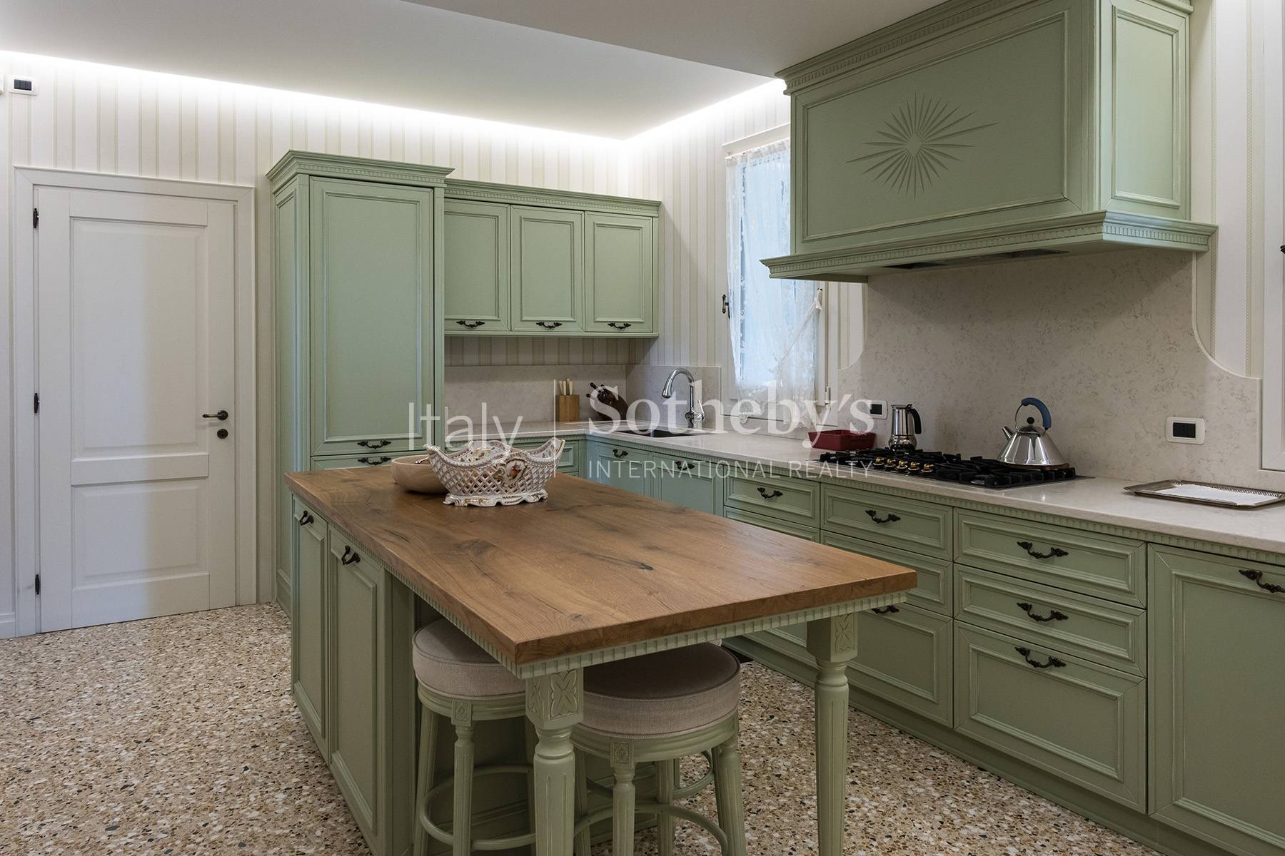  Hillside villa with olive grove and caretaker