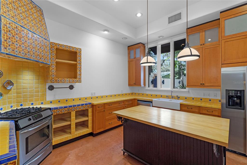 Orlando, Florida, 32806, United States, 3 Bedrooms Bedrooms, ,4 BathroomsBathrooms,Residential,For Sale,1927434