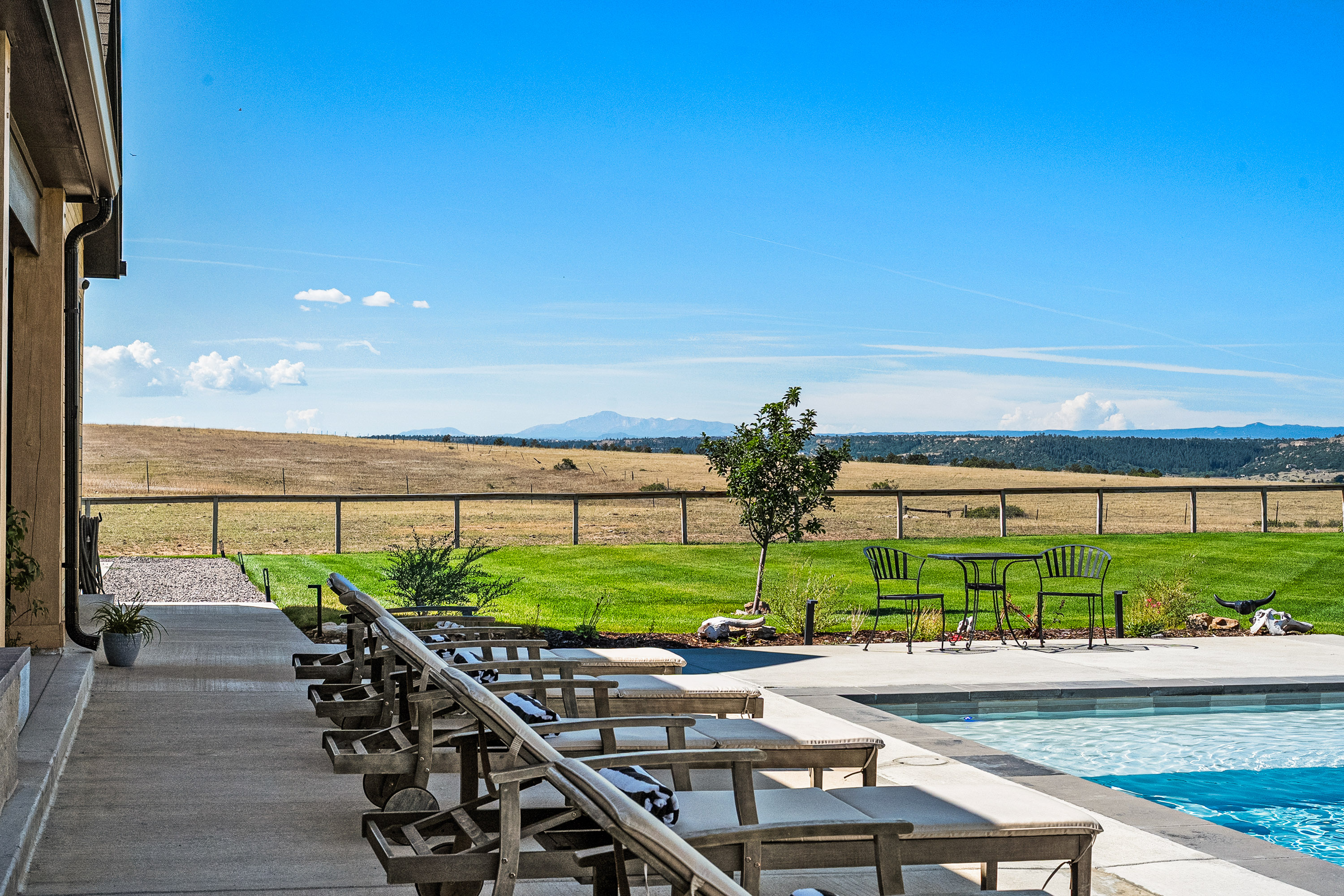  35 Acres  Front Range Views  Saltwater Pool  8,400 SF Workshop - 物件實景
