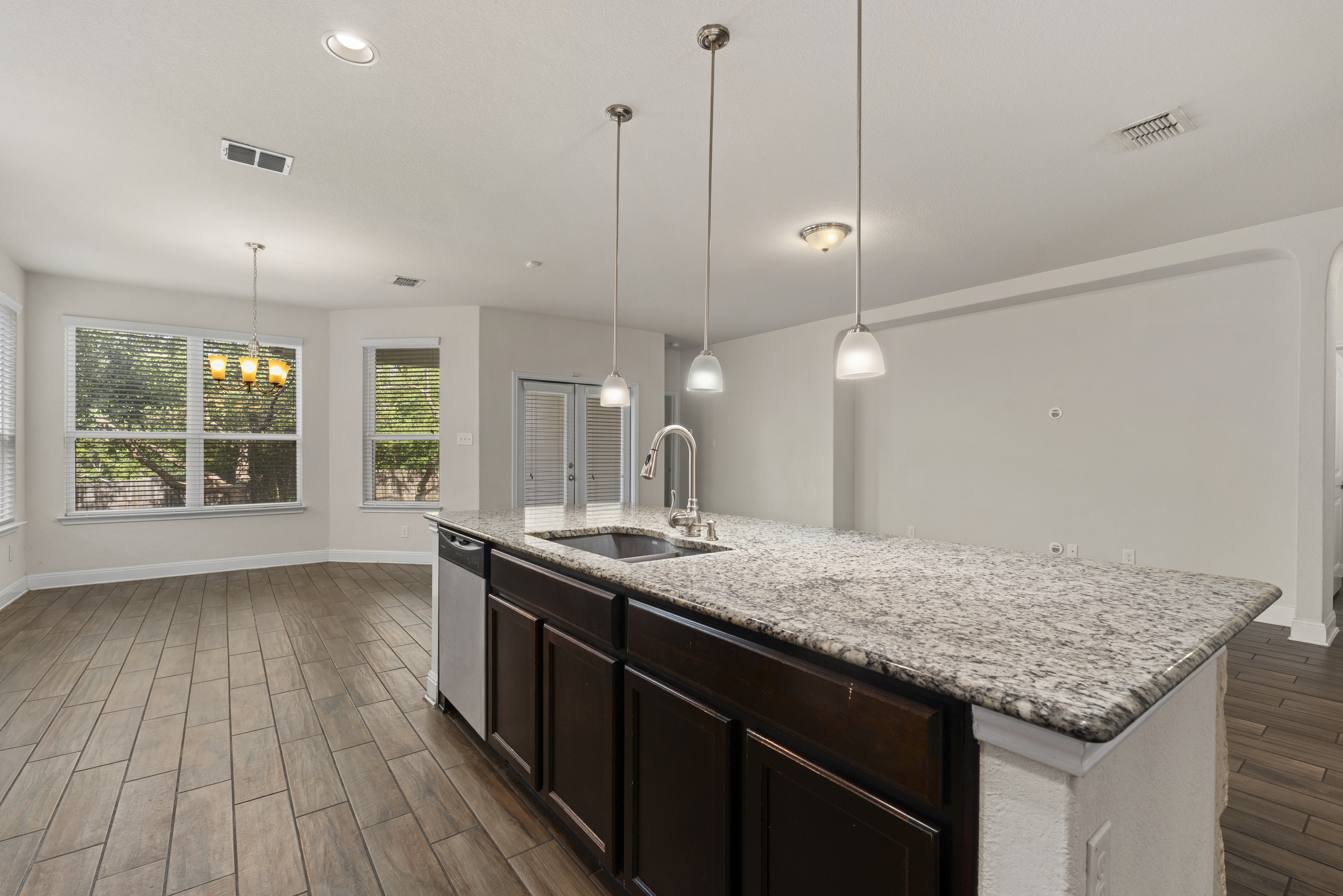  Spacious Five-Bedroom Home in Alamo Ranch - 物件實景