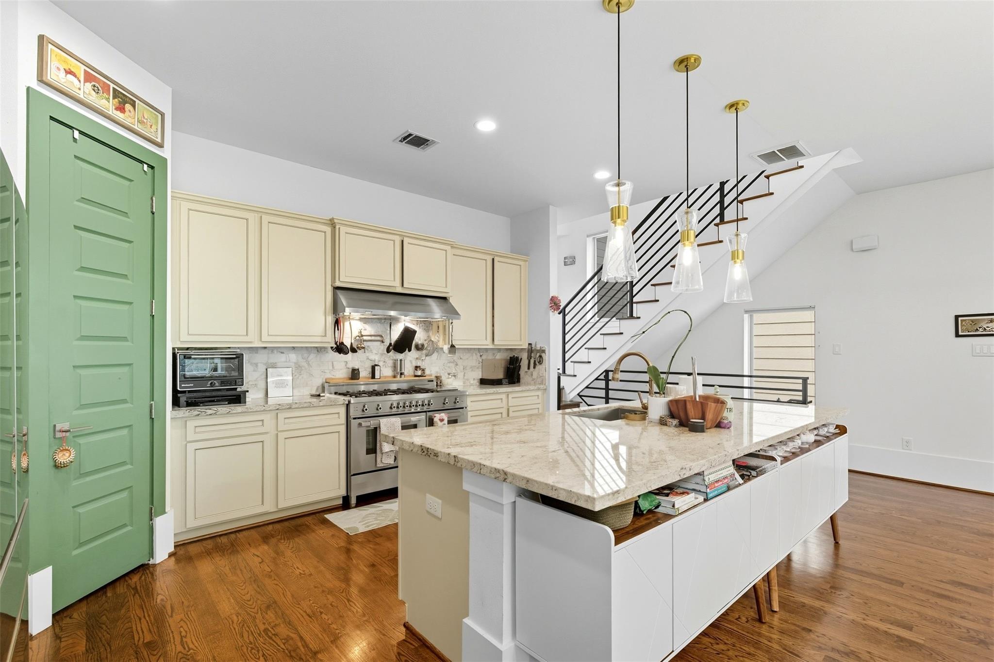 Houston, Texas, 77006, United States, 3 Bedrooms Bedrooms, ,4 BathroomsBathrooms,Residential,For Sale,1977830