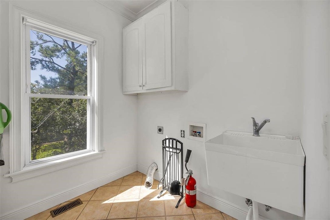 Brunswick, Georgia, 31520, United States, 3 Bedrooms Bedrooms, ,3 BathroomsBathrooms,Residential,For Sale,1895763