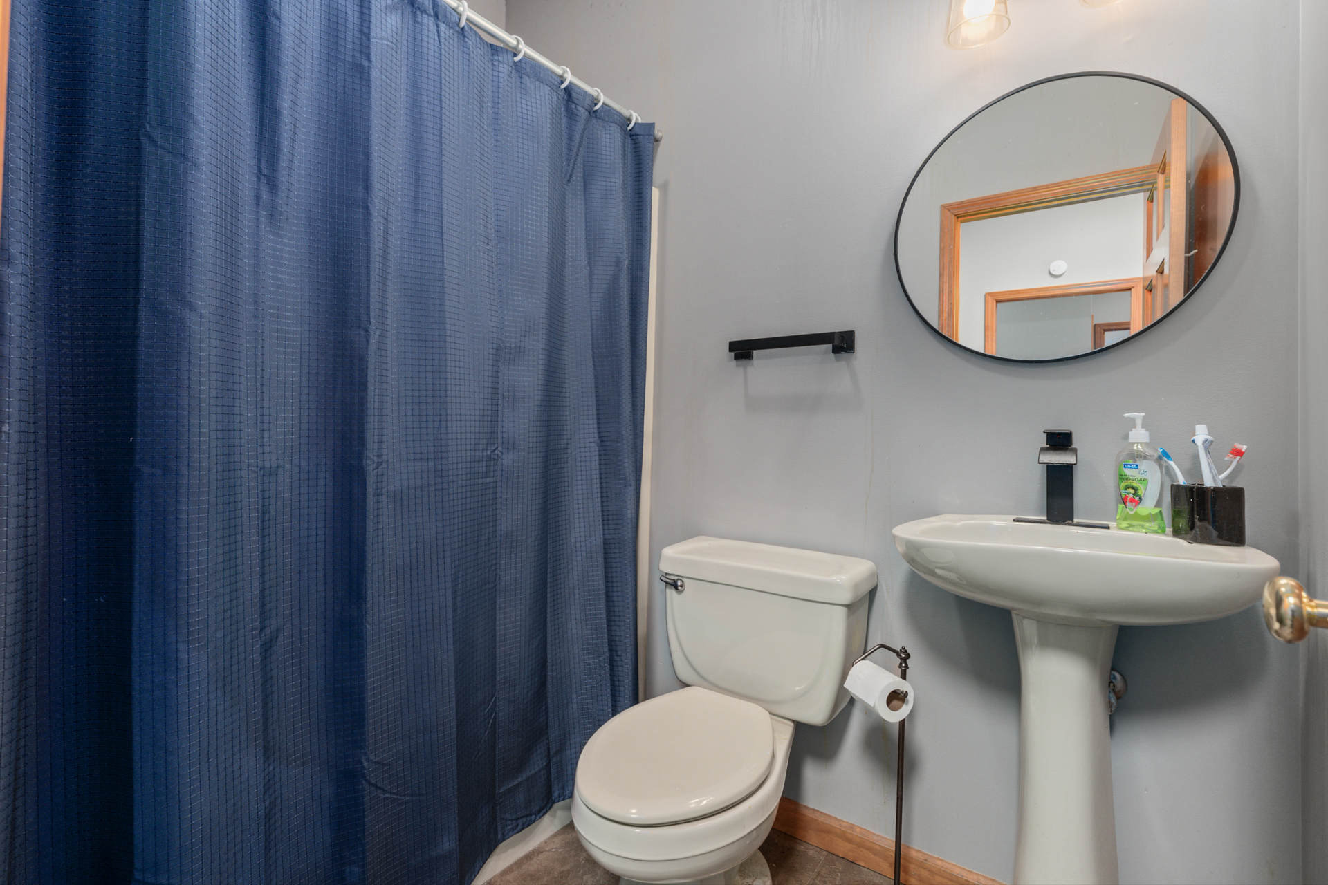 Litchfield, Illinois, 62056, United States, 5 Bedrooms Bedrooms, ,4 BathroomsBathrooms,Residential,For Sale,1986083