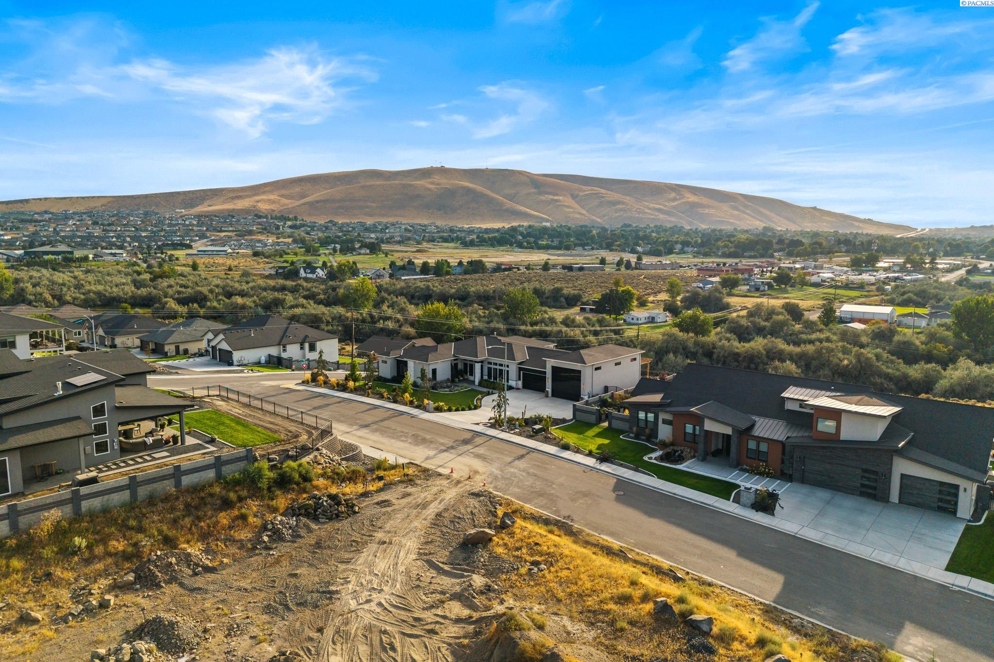 Richland, Washington, 99352, United States, 4 Bedrooms Bedrooms, ,4 BathroomsBathrooms,Residential,For Sale,1943884