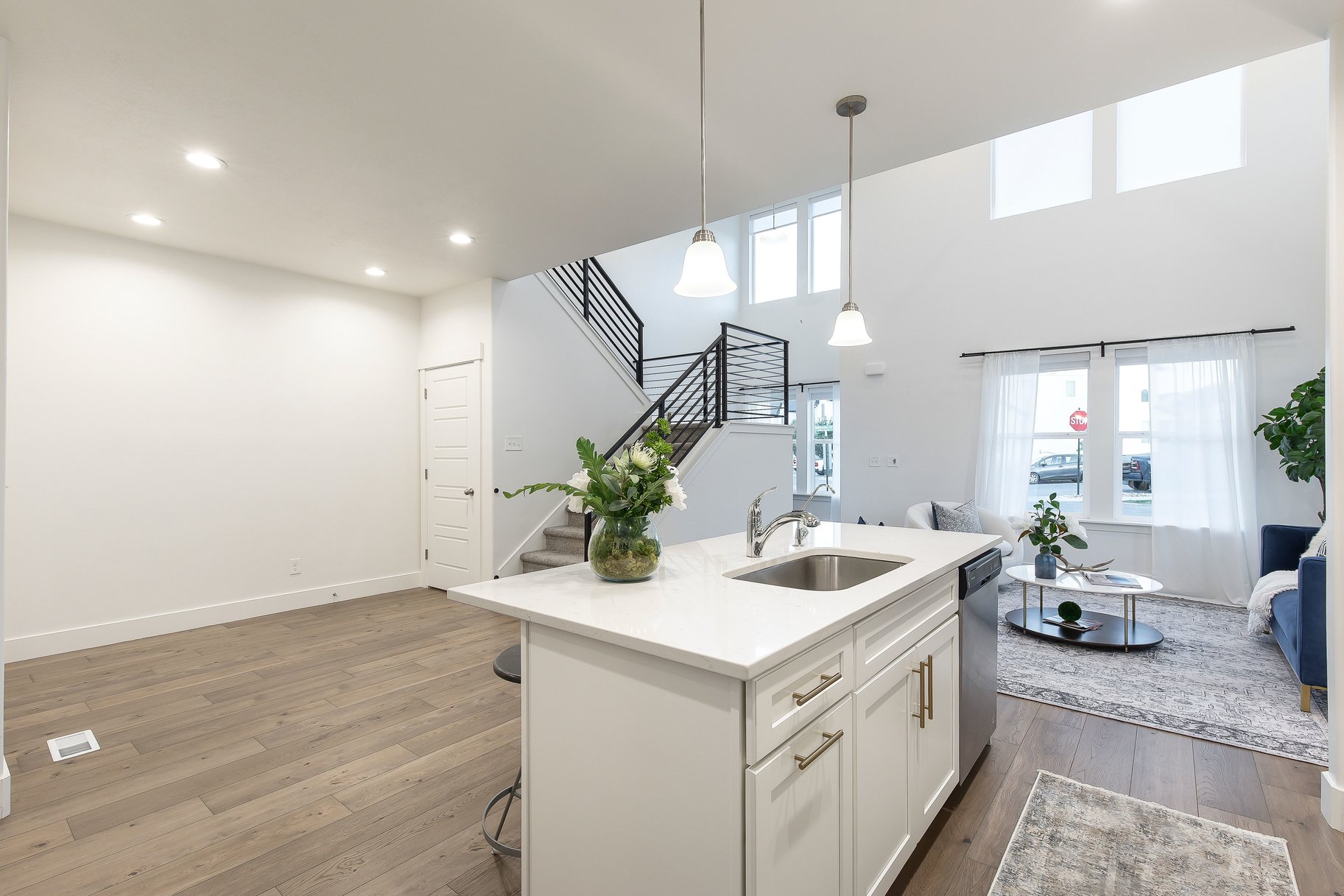  Stylish End-Unit Townhome - 物件實景