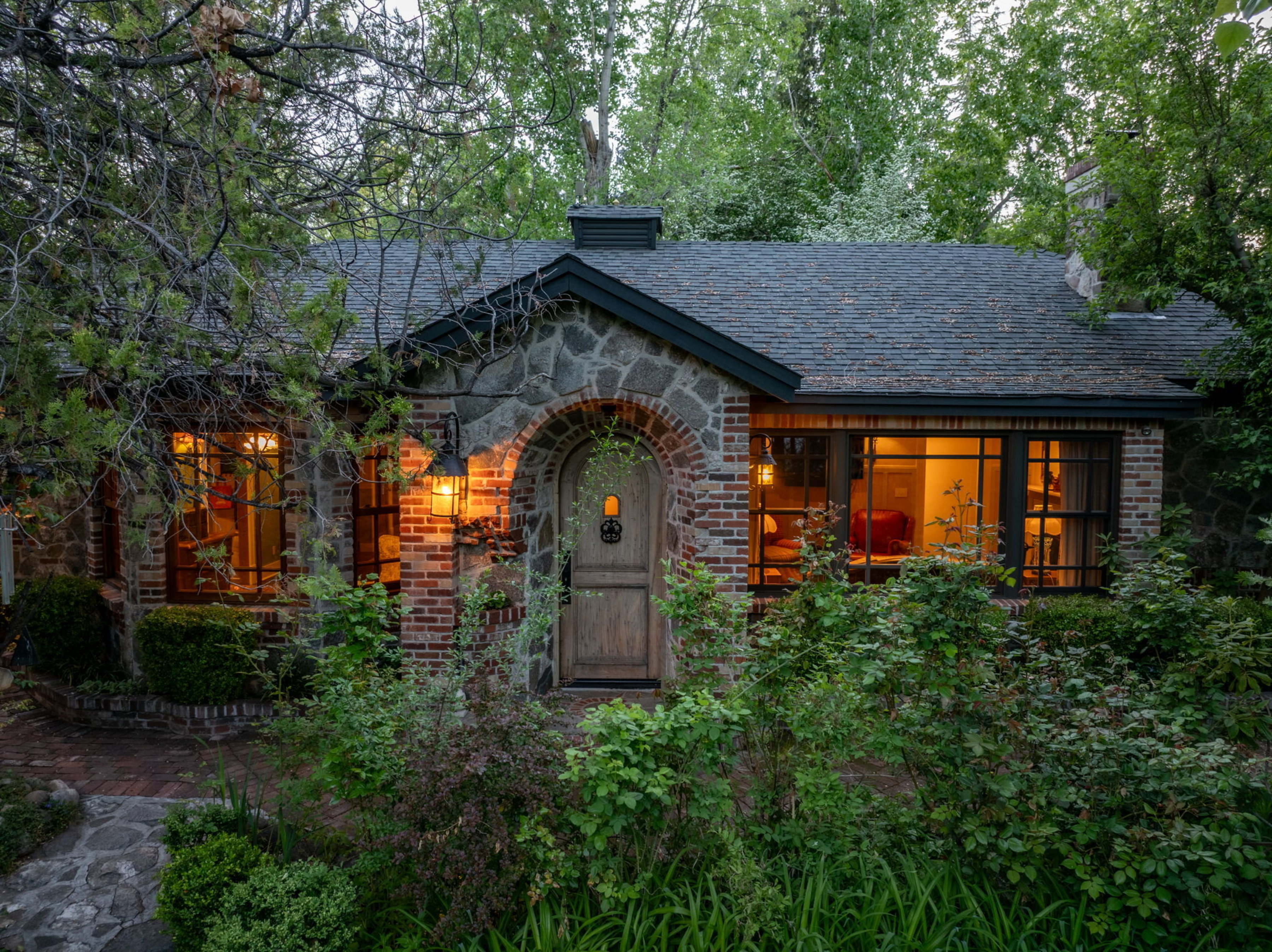  Historic home with 2 guest homes on 1.24 acres with a pool - 物件實景