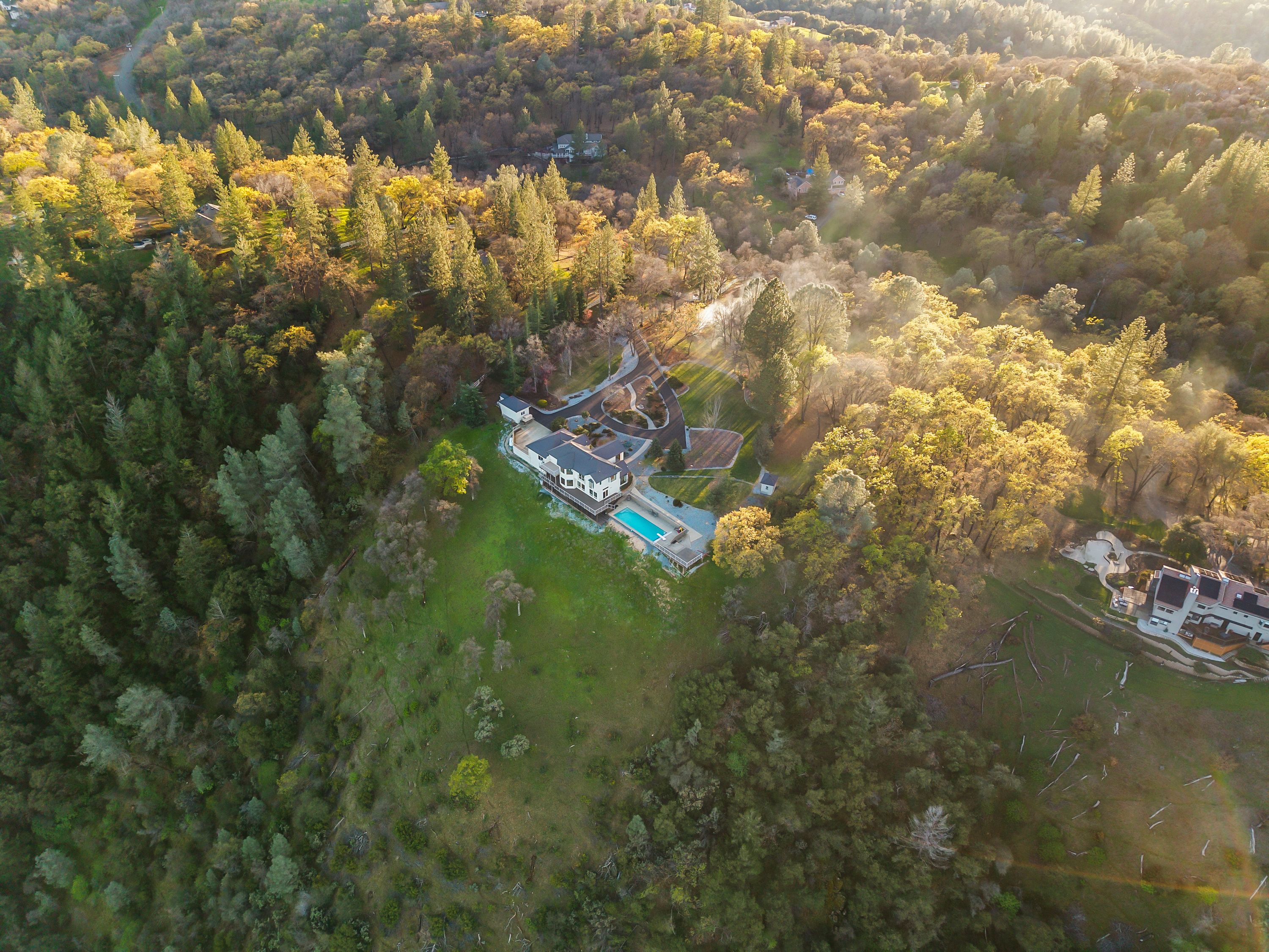  River Views • Pool • A Striking Estate That Makes a Statement - 物件實景