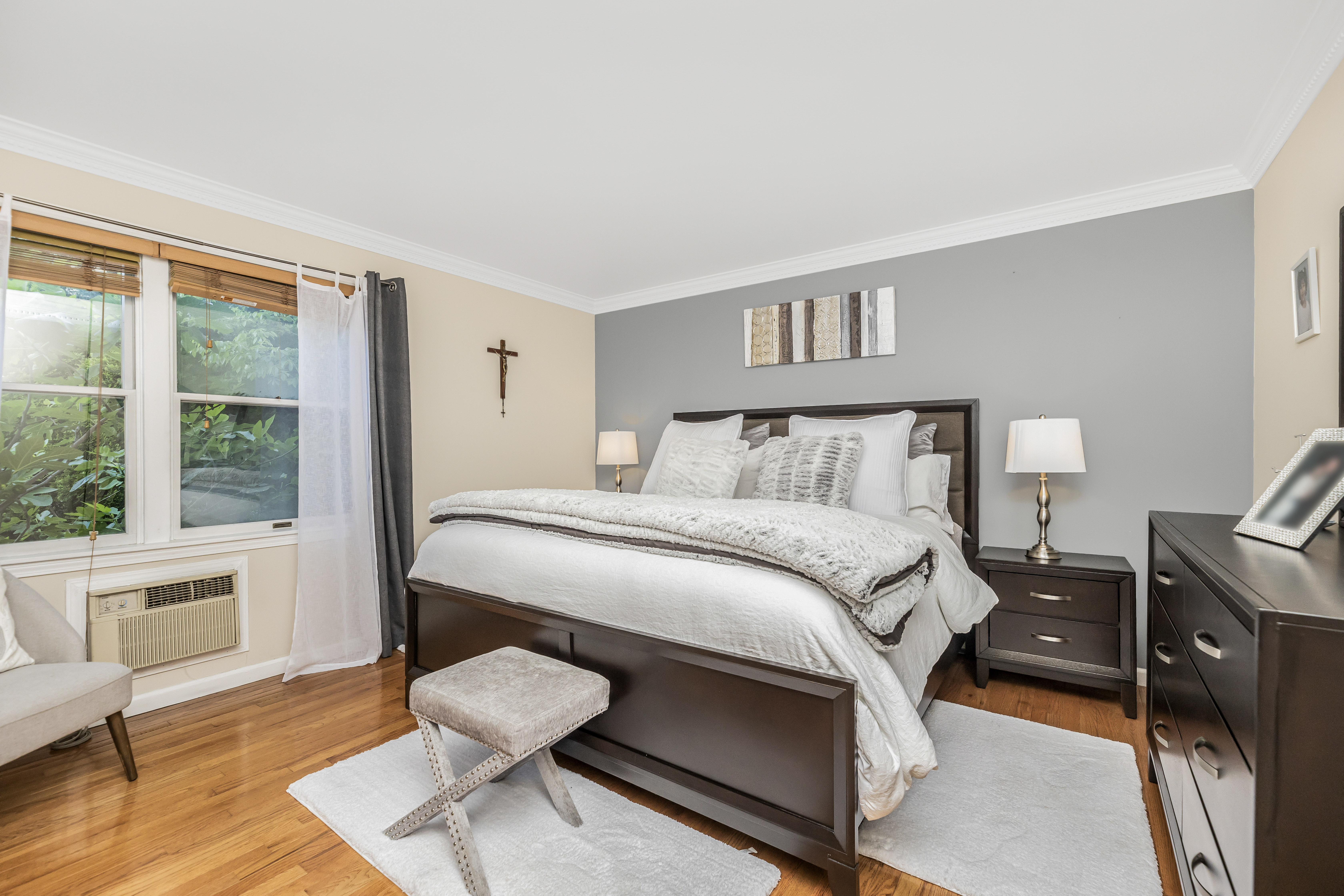 Yonkers, New York, 10703, United States, 4 Bedrooms Bedrooms, ,2 BathroomsBathrooms,Residential,For Sale,1825129