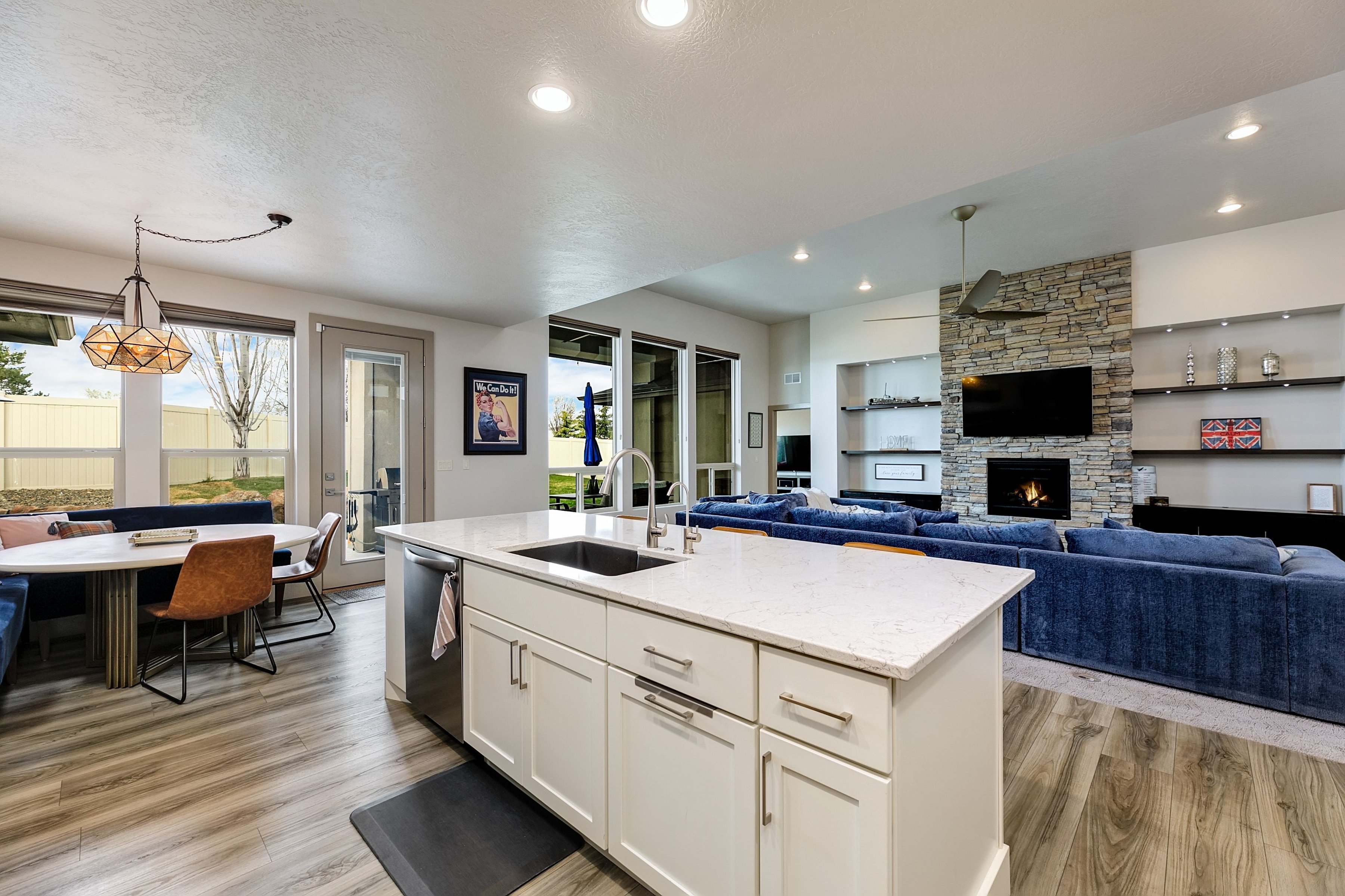  Beautiful Single Level - Former Builder Model Home - 物件實景