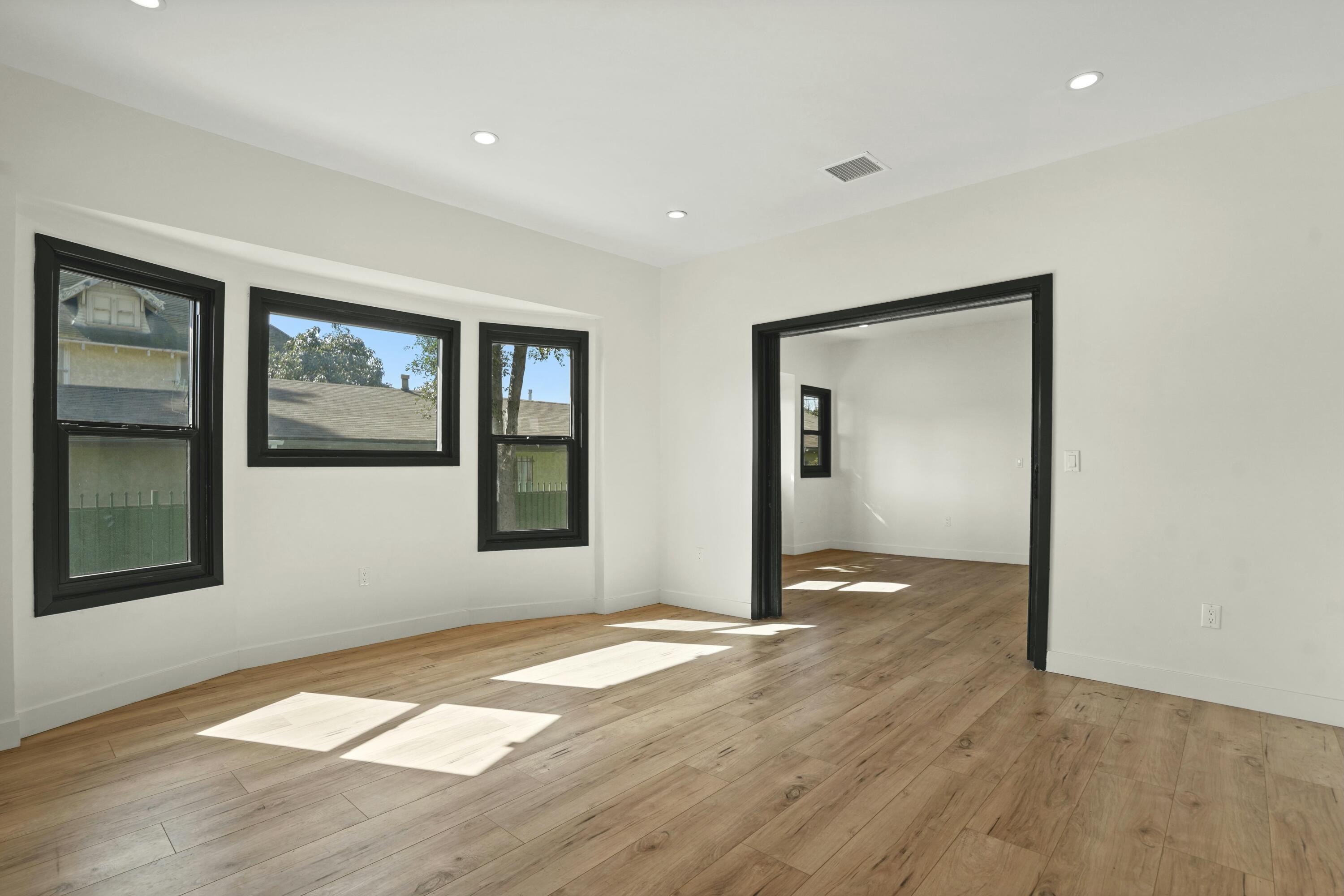 Los Angeles, California, 90007, United States, 5 Bedrooms Bedrooms, ,3 BathroomsBathrooms,Residential,For Sale,1979563