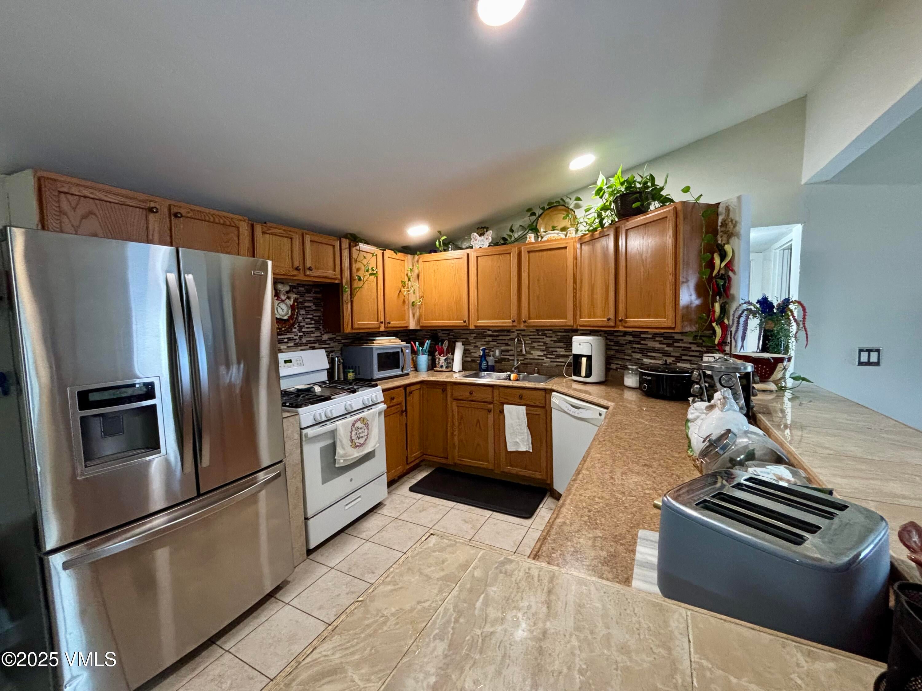 Gypsum, Colorado, 81637, United States, 3 Bedrooms Bedrooms, ,2 BathroomsBathrooms,Residential,For Sale,1986090