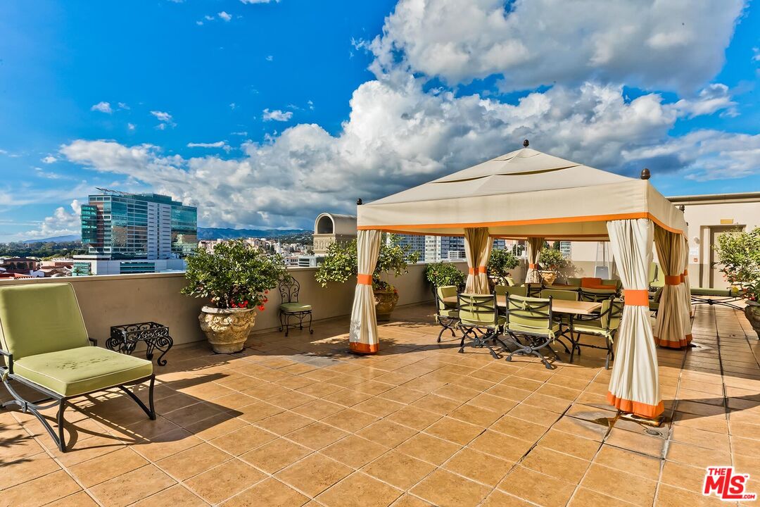 Los Angeles, California, 90024, United States, 2 Bedrooms Bedrooms, ,3 BathroomsBathrooms,Residential,For Sale,1998269