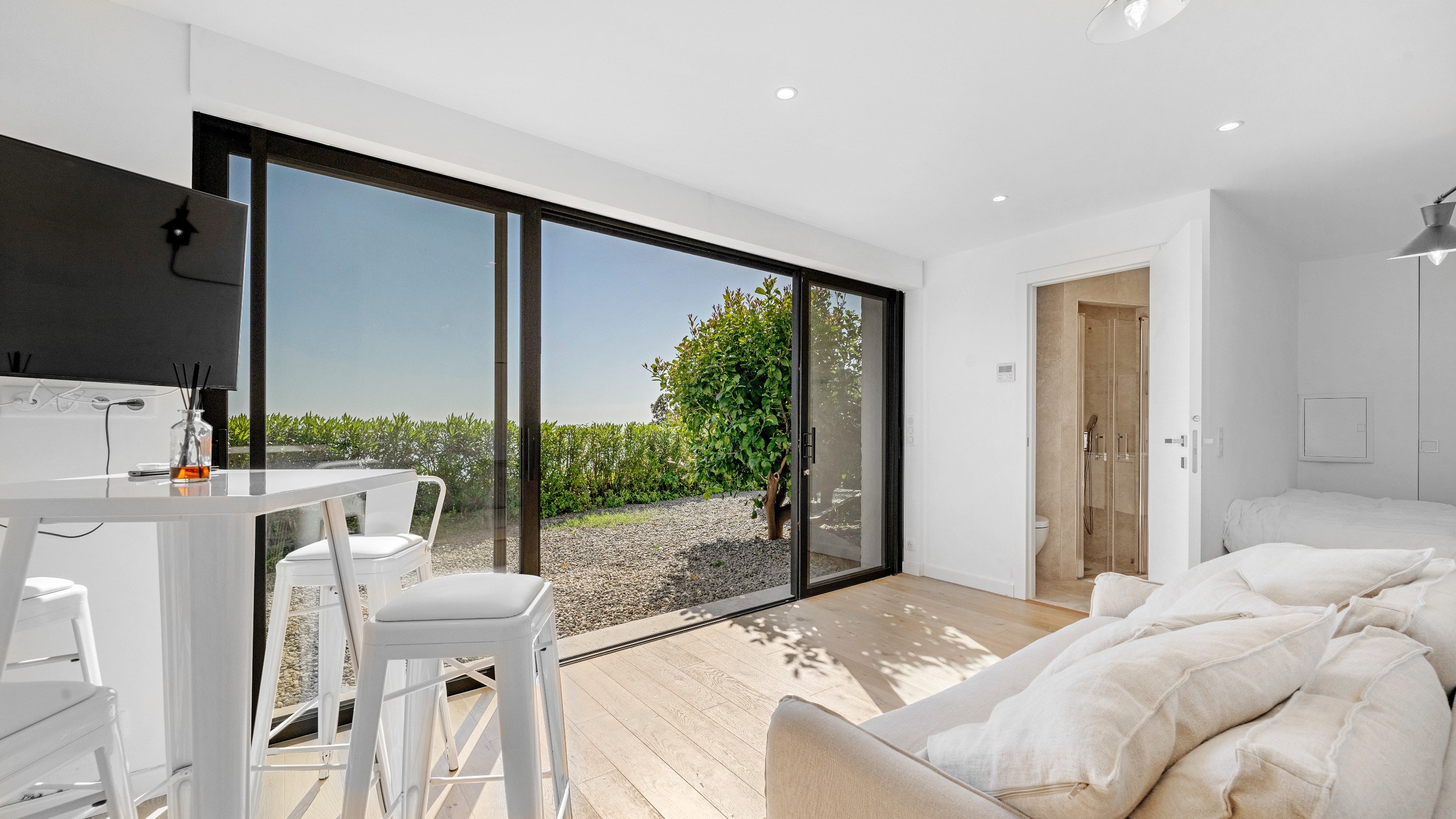  Les Issambres: contemporary villa with pool and sea view, sole agent - 物件實景