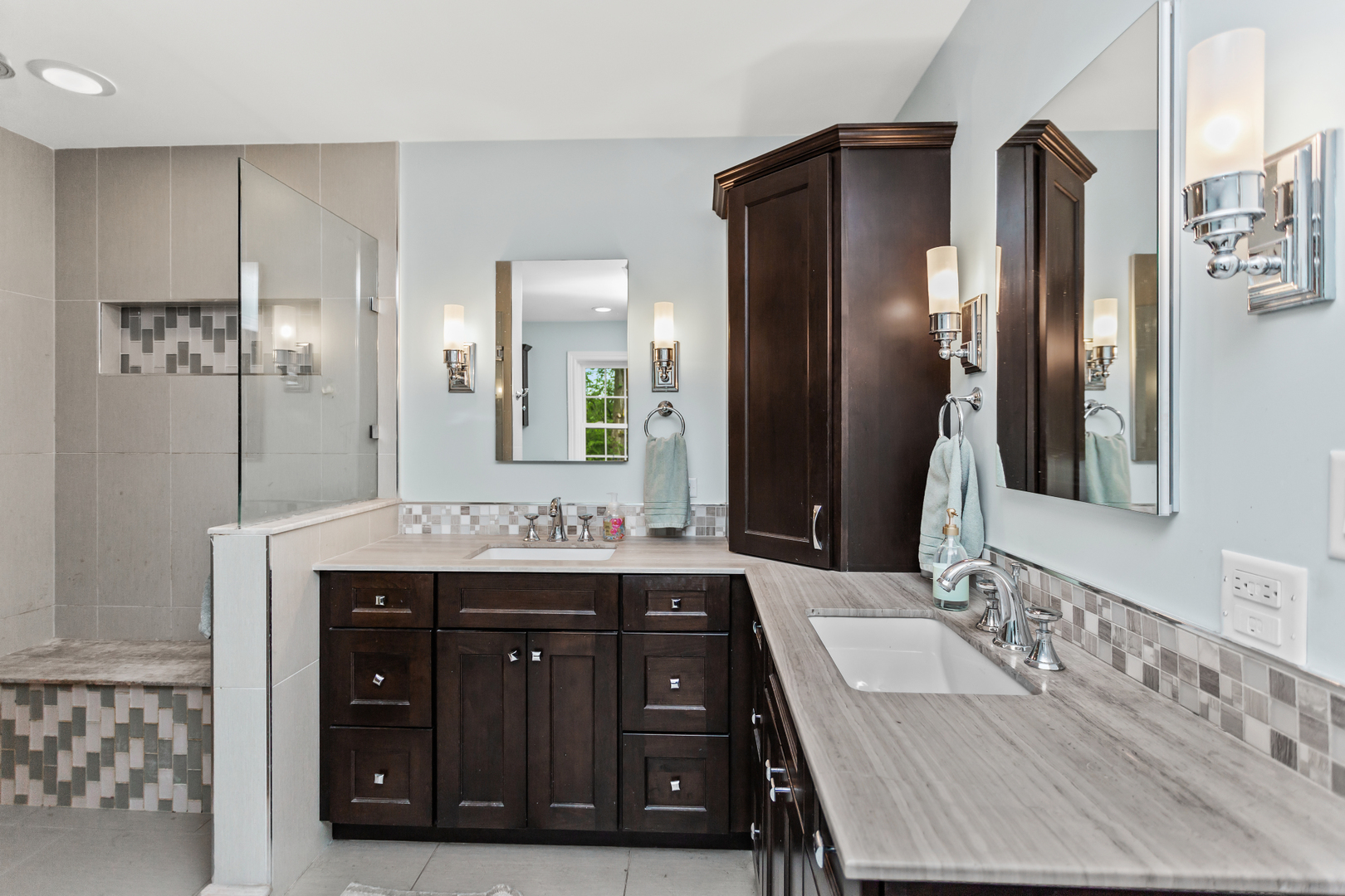 Glenview, Illinois, 60025, United States, 4 Bedrooms Bedrooms, ,3 BathroomsBathrooms,Residential,For Sale,1927417