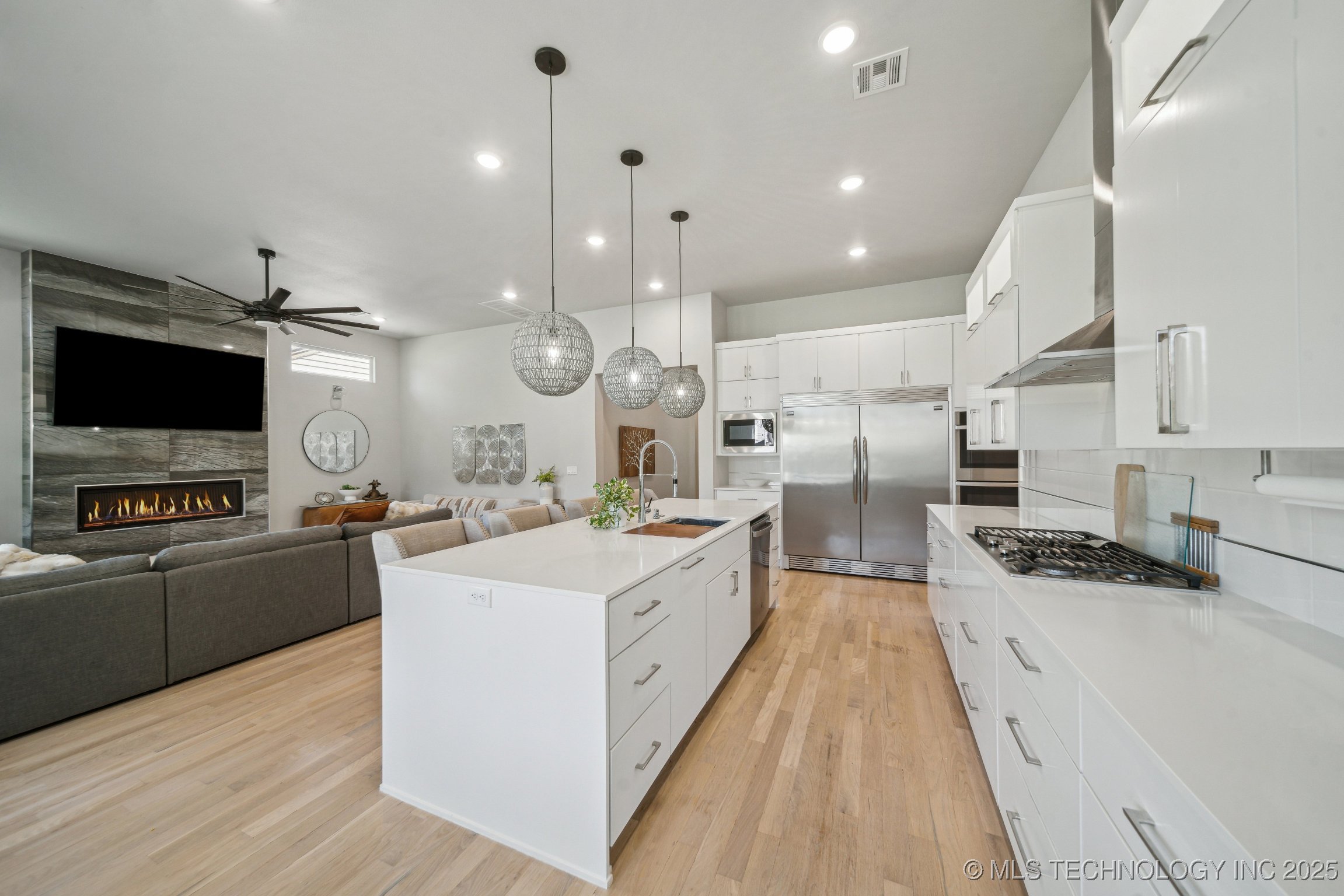 Tulsa, Oklahoma, 74105, United States, 4 Bedrooms Bedrooms, ,5 BathroomsBathrooms,Residential,For Sale,1827808