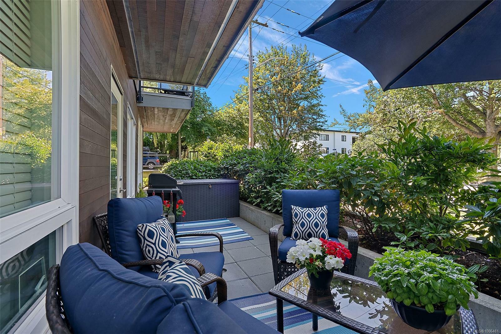 VICTORIA, British Columbia, V8V 1R5, CA, 2 Bedrooms Bedrooms, ,Residential,For Sale,1885284
