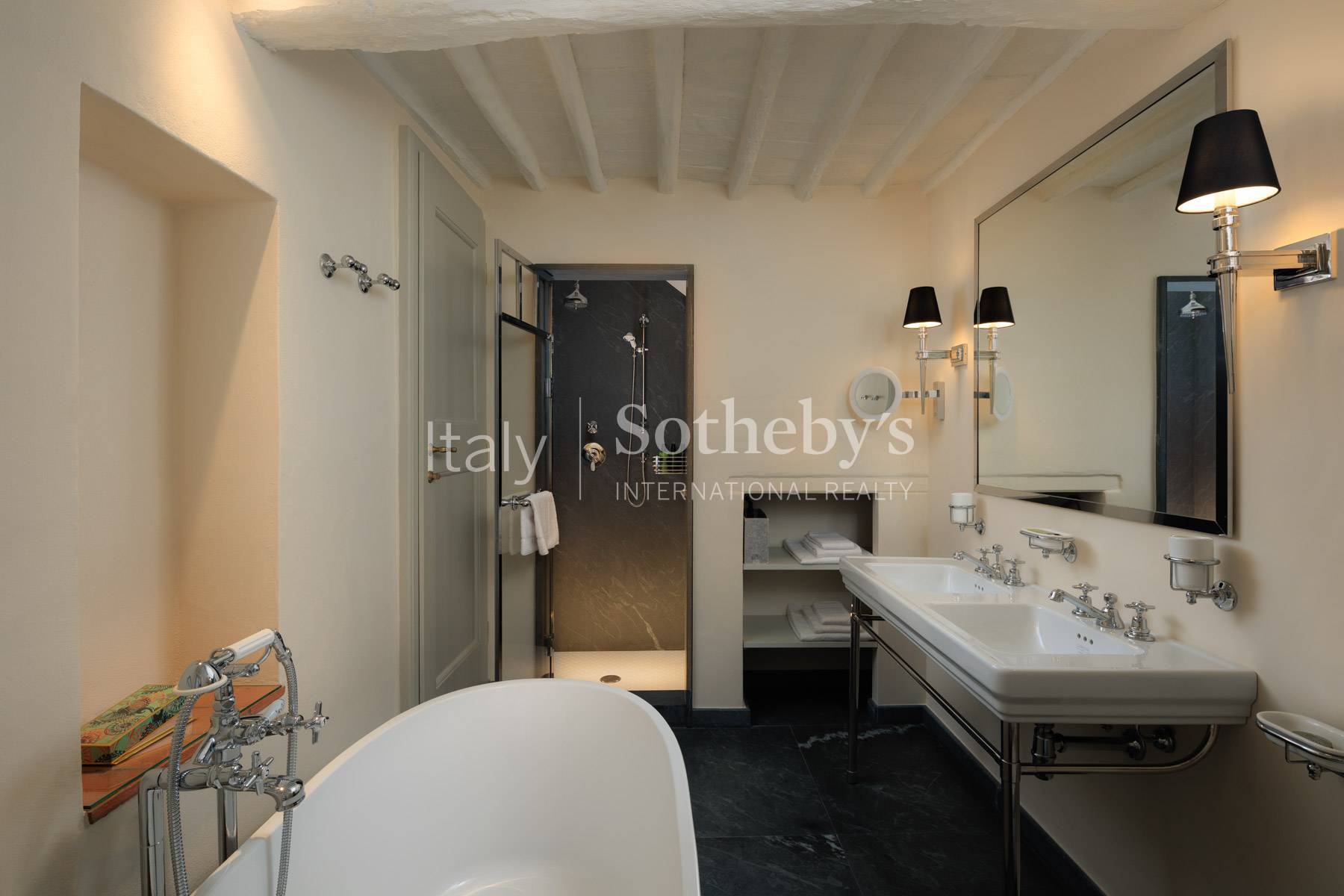  A prestigious wine estate with villa, pool and church - 物件實景