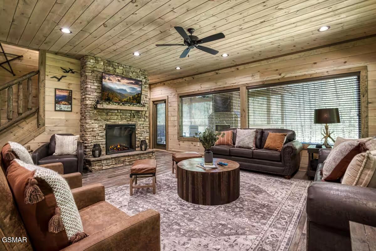 Sevierville, Tennessee, 37862, United States, 5 Bedrooms Bedrooms, ,5 BathroomsBathrooms,Residential,For Sale,2008857