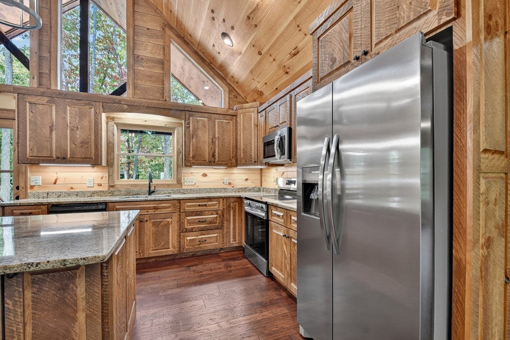 Mineral Bluff, Georgia, 30559, United States, 4 Bedrooms Bedrooms, ,3 BathroomsBathrooms,Residential,For Sale,1953348