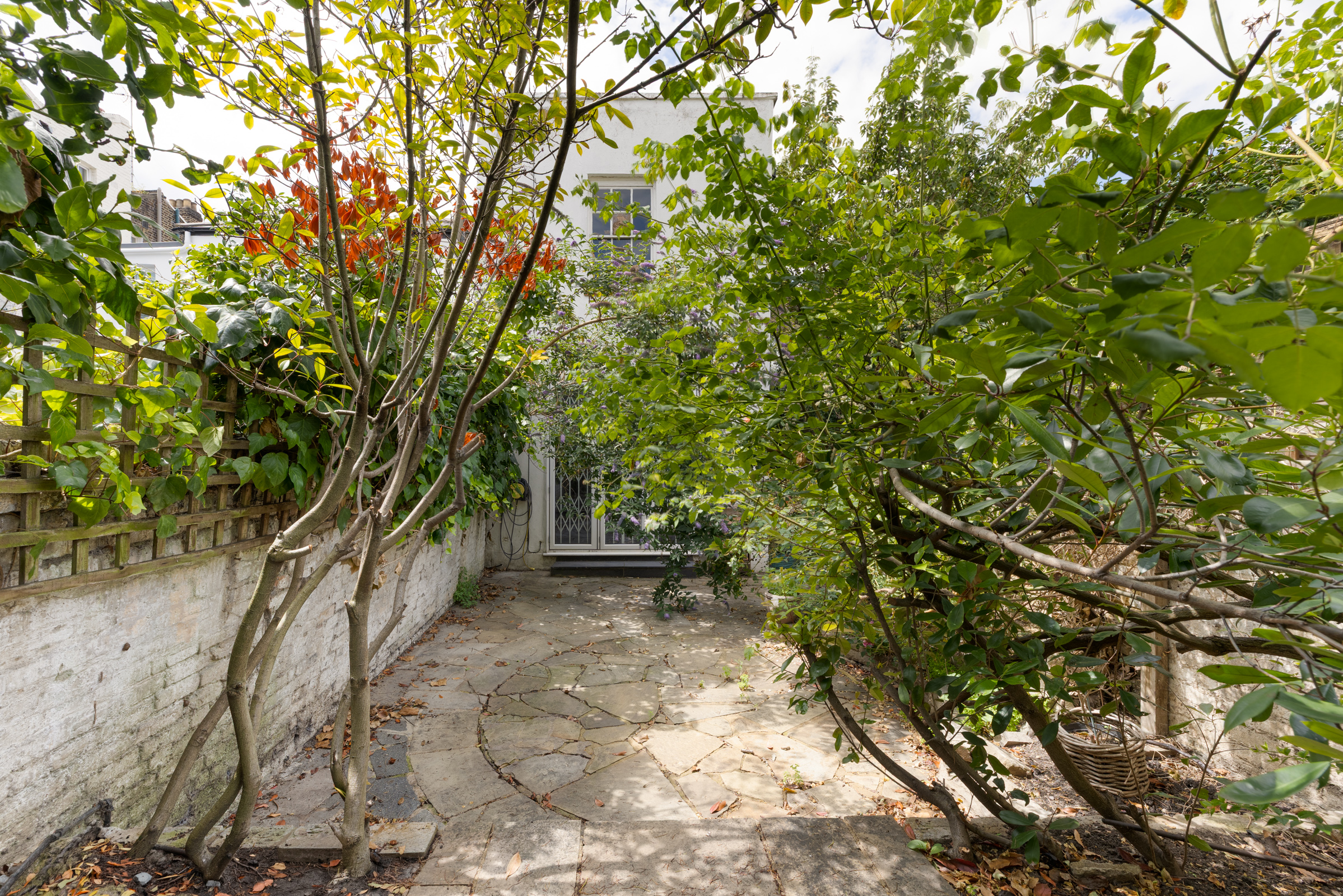  A Hidden Garden House with Exceptional Potential in Earl
