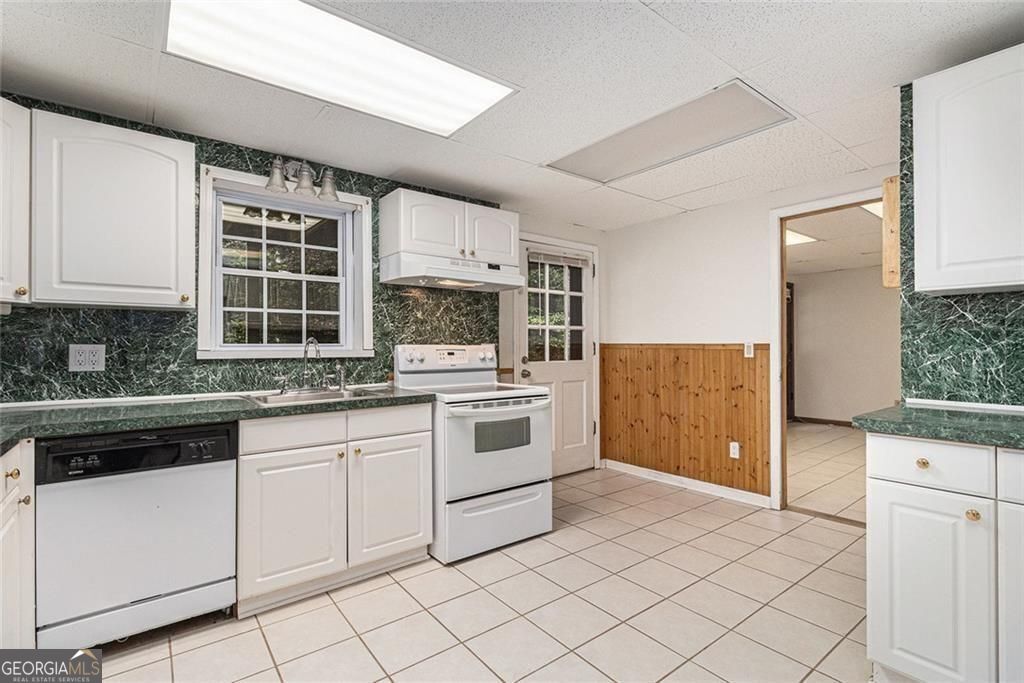 Roswell, Georgia, 30075, United States, 6 Bedrooms Bedrooms, ,4 BathroomsBathrooms,Residential,For Sale,1910371