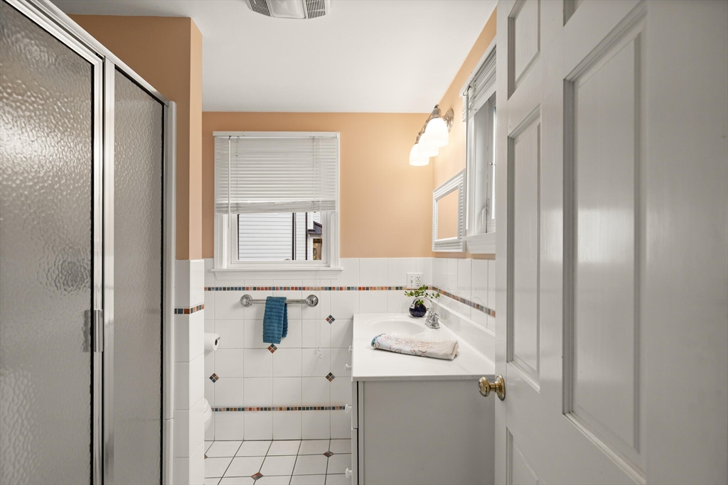 Lynnfield, Massachusetts, 01940, United States, 3 Bedrooms Bedrooms, ,2 BathroomsBathrooms,Residential,For Sale,1987735