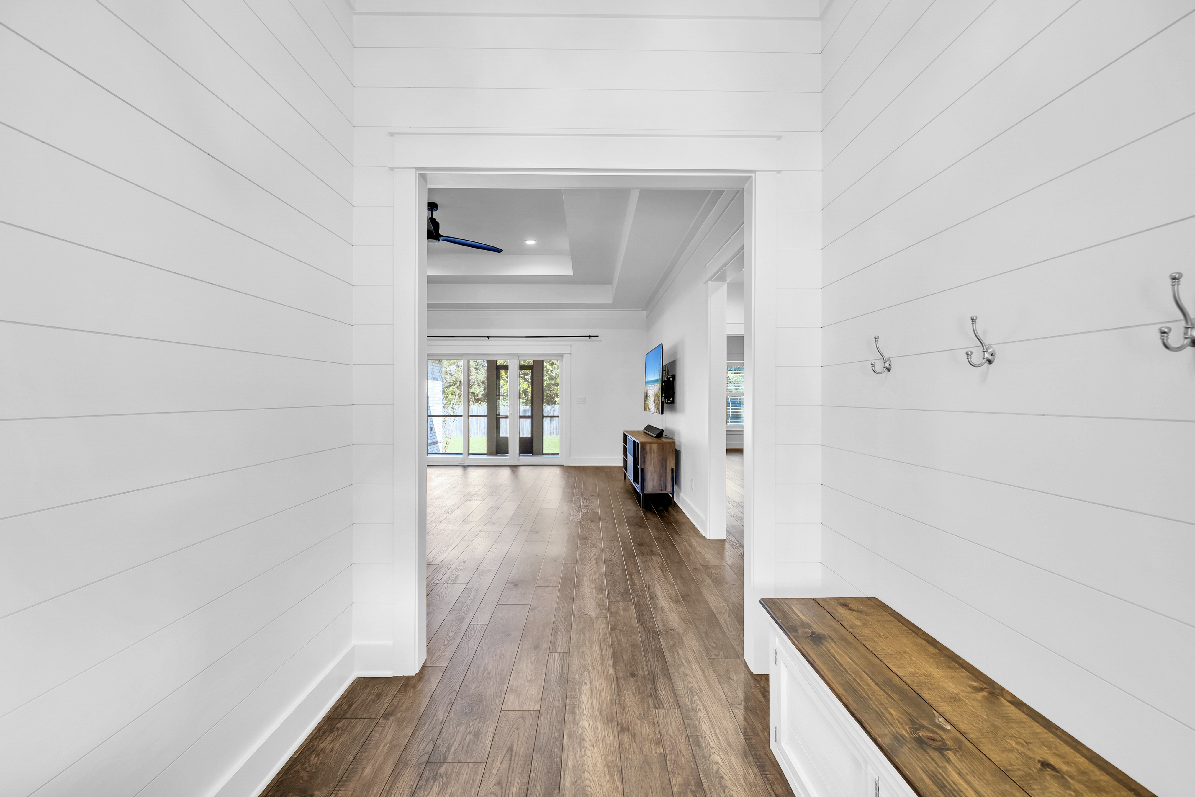  Move-In Ready Brick Home with Spacious Fenced Backyard Near the Bay - 物件實景