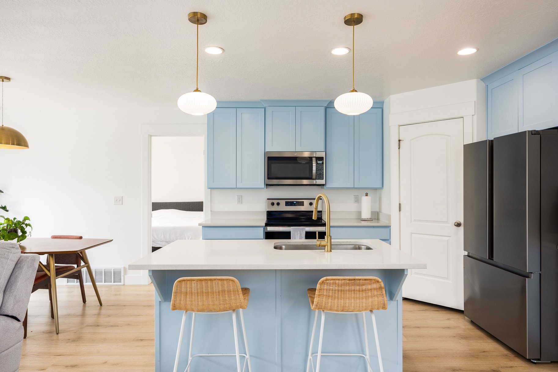  Meticulously Maintained End-Unit Townhome - 物件實景